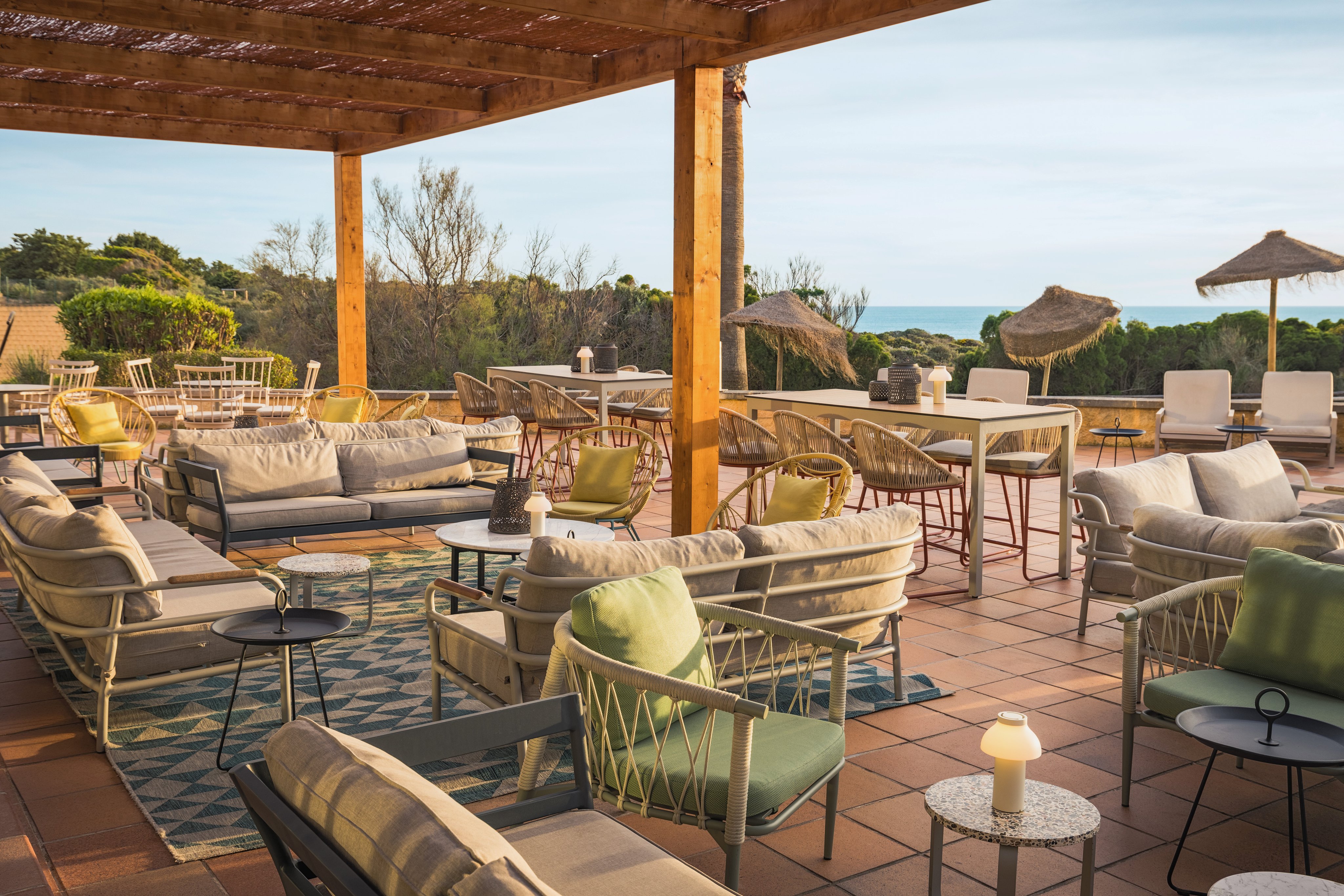 Entspannter Außenbereich im Premium Cluburlaub von Aldiana mit komfortablen Sitzgelegenheiten