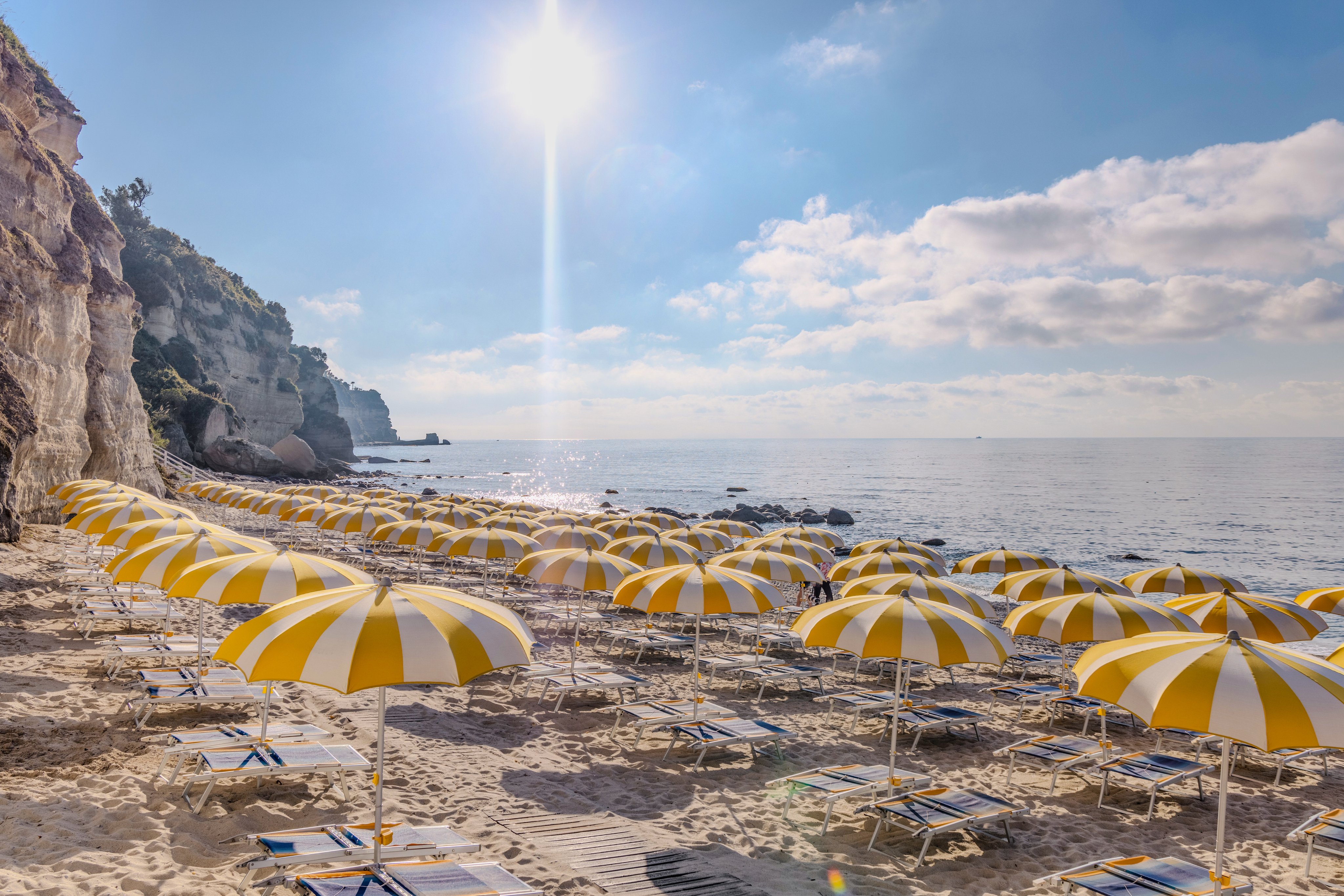 Strand mit Sonnenschirmen und Liegen im Premium Cluburlaub bei Aldiana