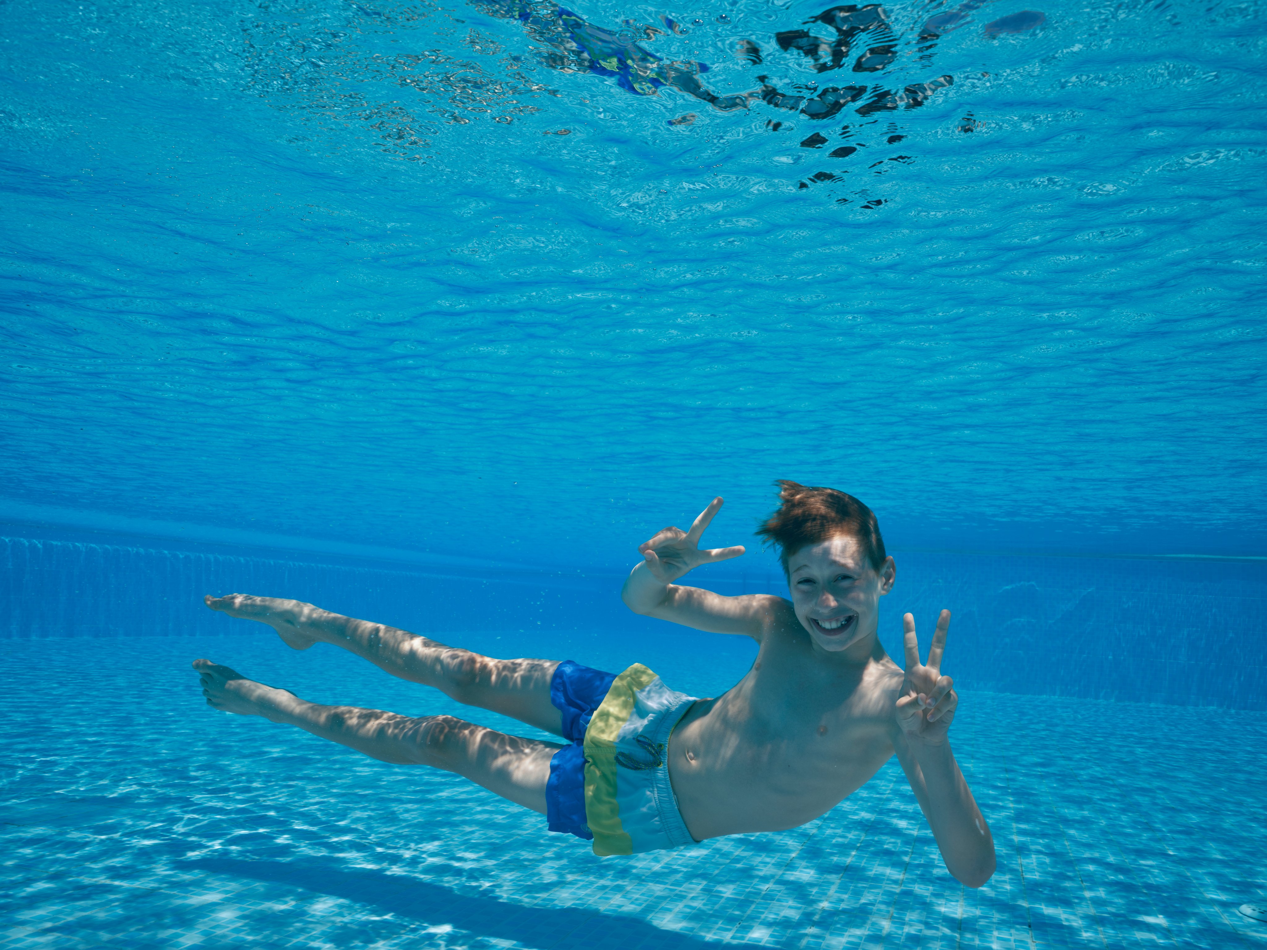 Kind eines Kindes im Pool bei Aldiana, entspannt und fröhlich im Premium Cluburlaub