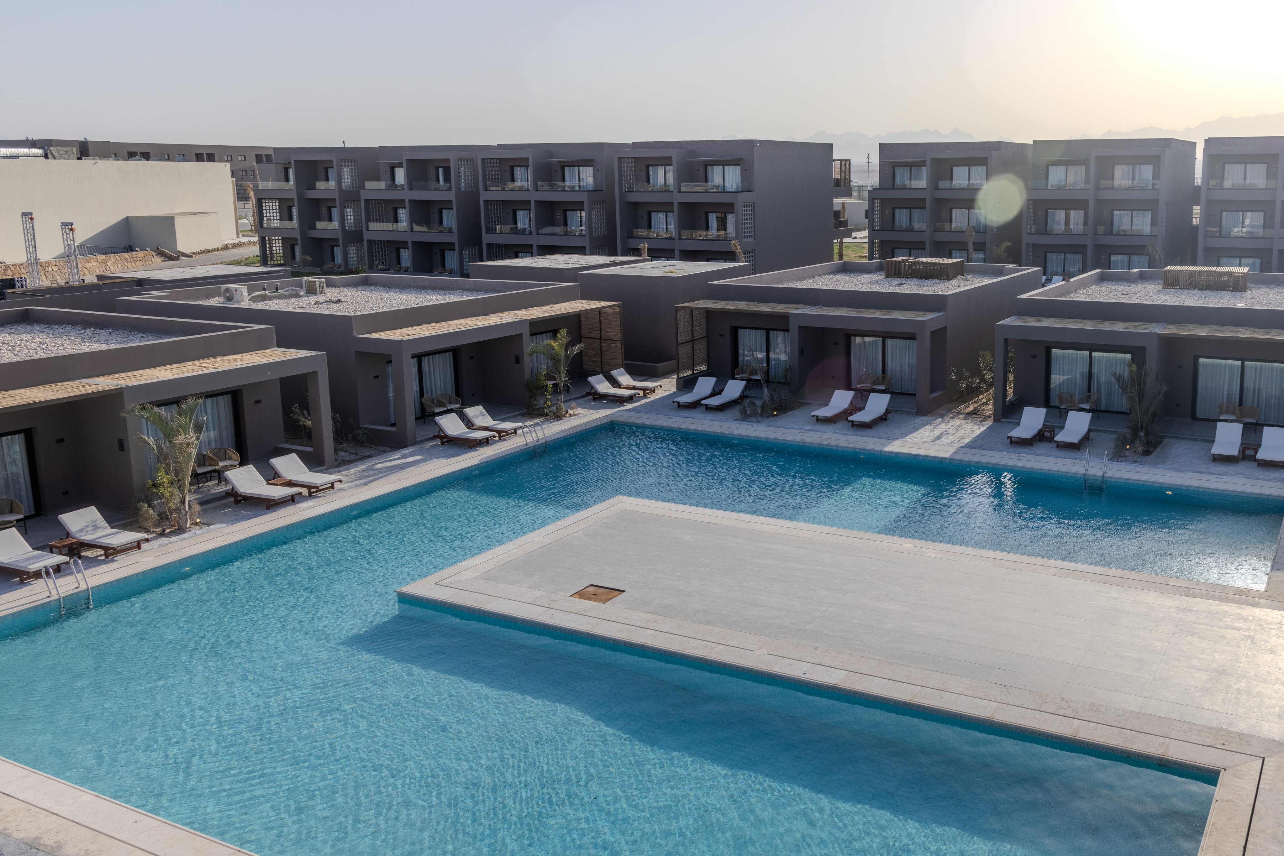 Aldiana Hotelanlage mit Pool und Liegen bei schönem Wetter.