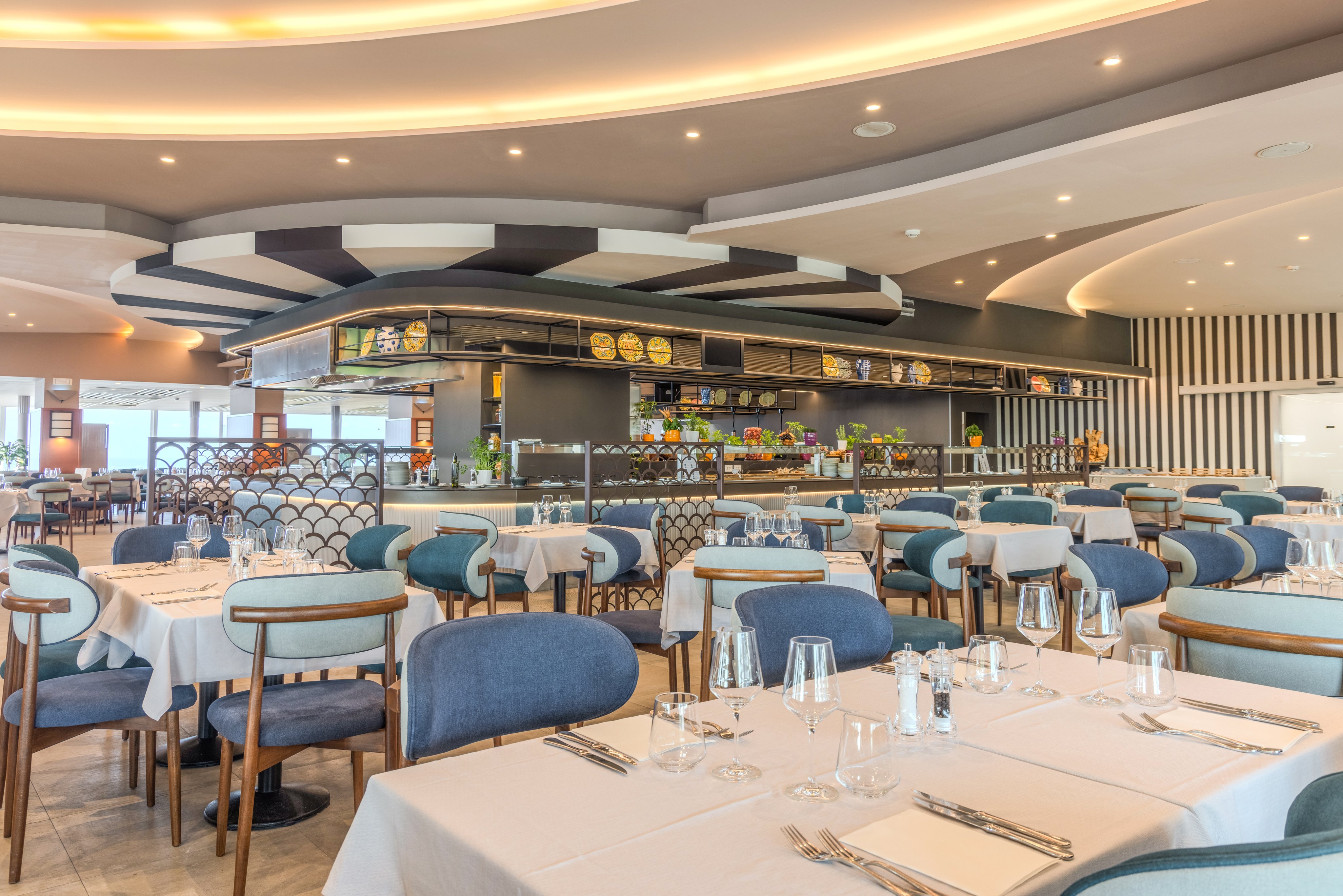 Innenaufnahme eines eleganten Restaurants bei Aldiana mit stilvoller Einrichtung und VIP-Atmosphäre