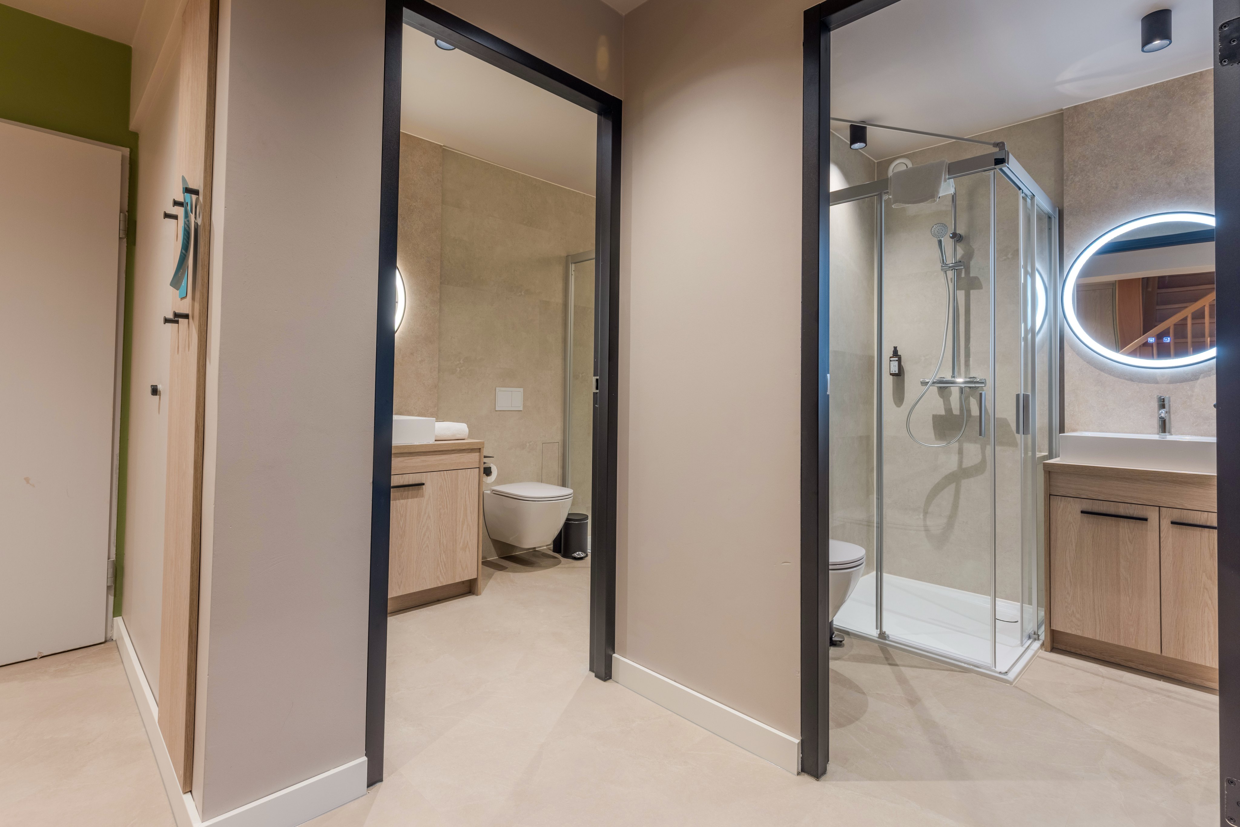 Badezimmer im Premium Cluburlaub bei Aldiana mit Dusche, WC und moderner Ausstattung