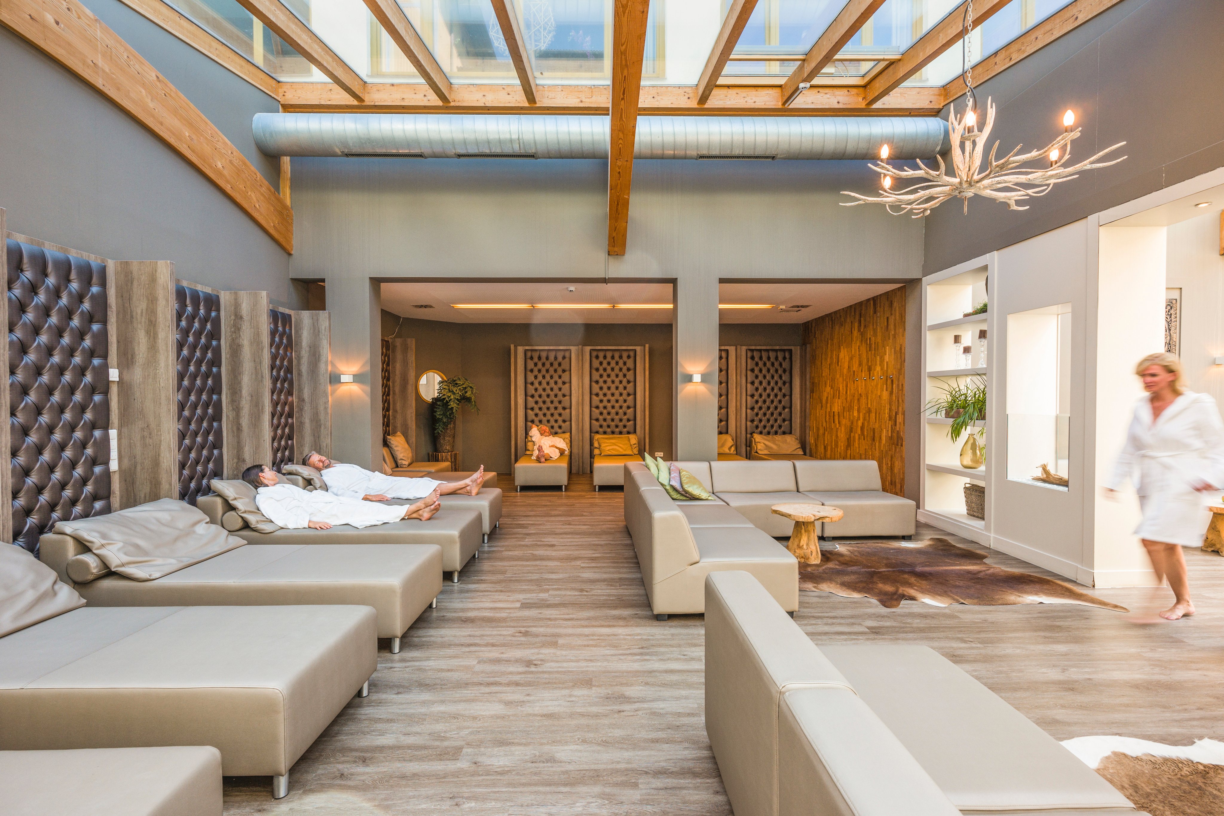 Elegante Lounge im Aldiana Premium Cluburlaub mit bequemen Sitzbereichen und stilvoller Dekoration