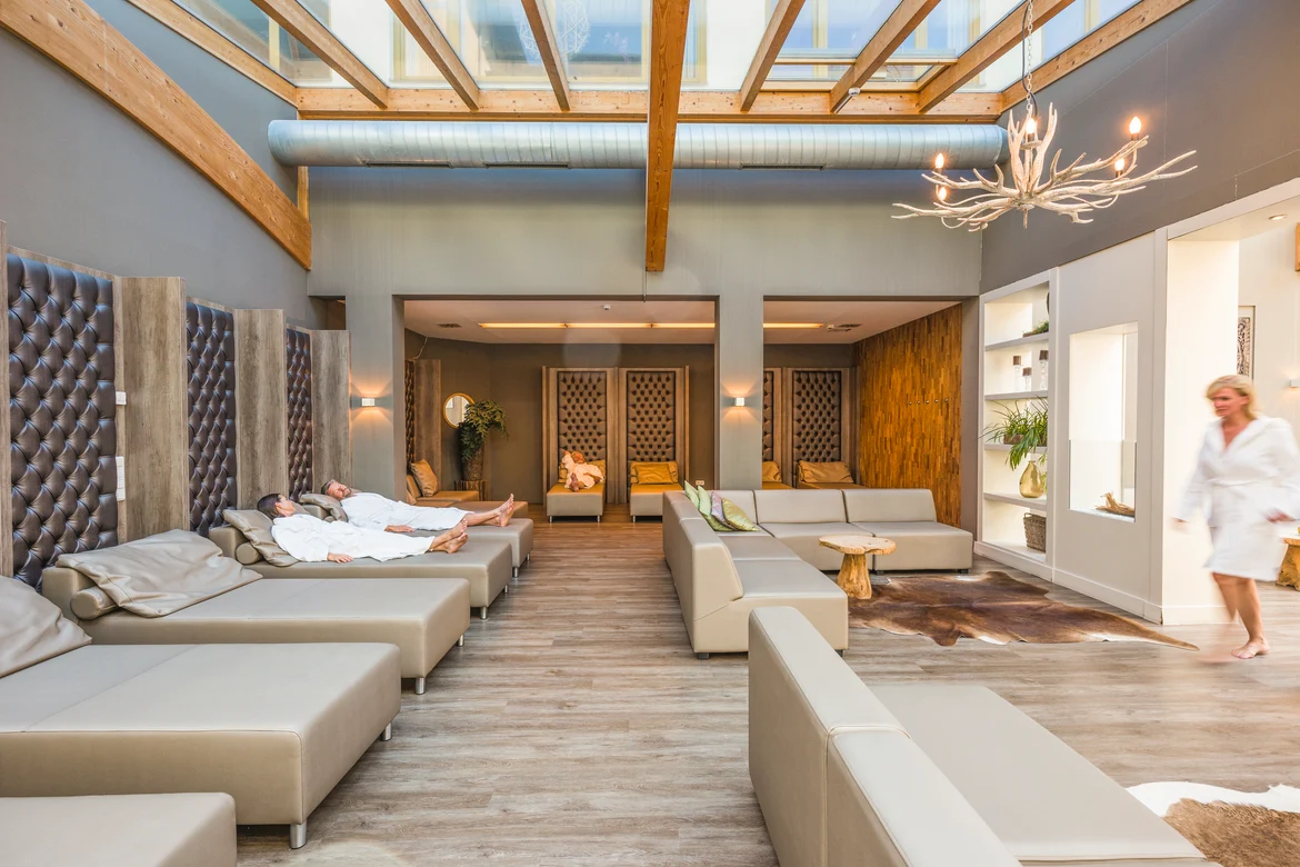 Ruheraum im Spa Bereich mit großen Liegen