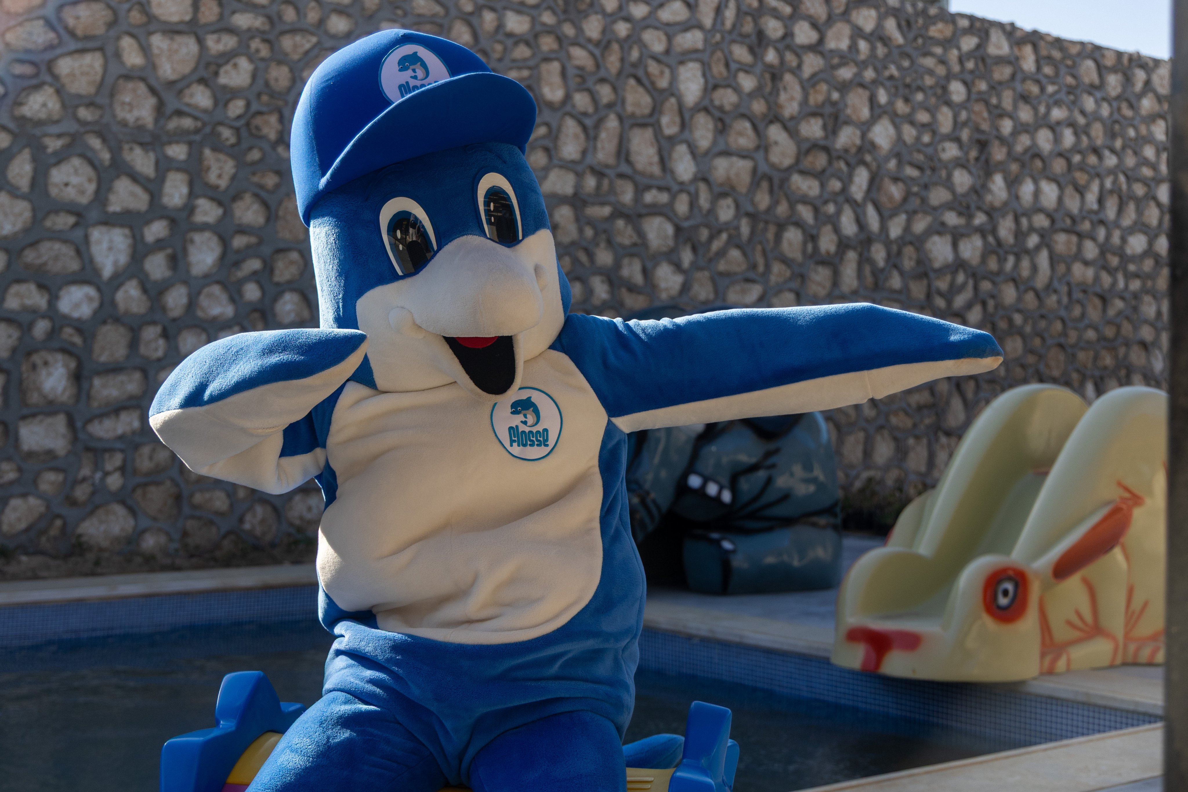 Bunter Delfin und blaue Mascot bei Aldiana, ideal für Familien und Kinder.