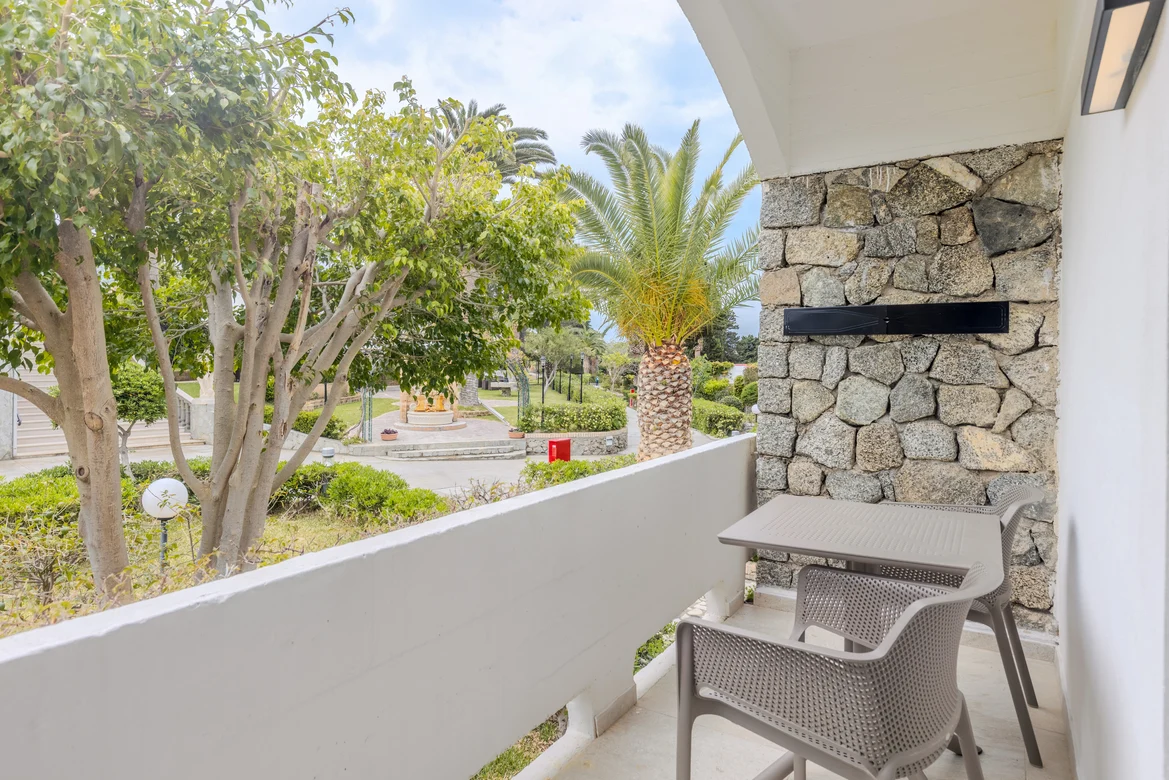 Balkon mit Sitzbereich und Blick auf grüne Landschaft bei Aldiana Premium Cluburlaub