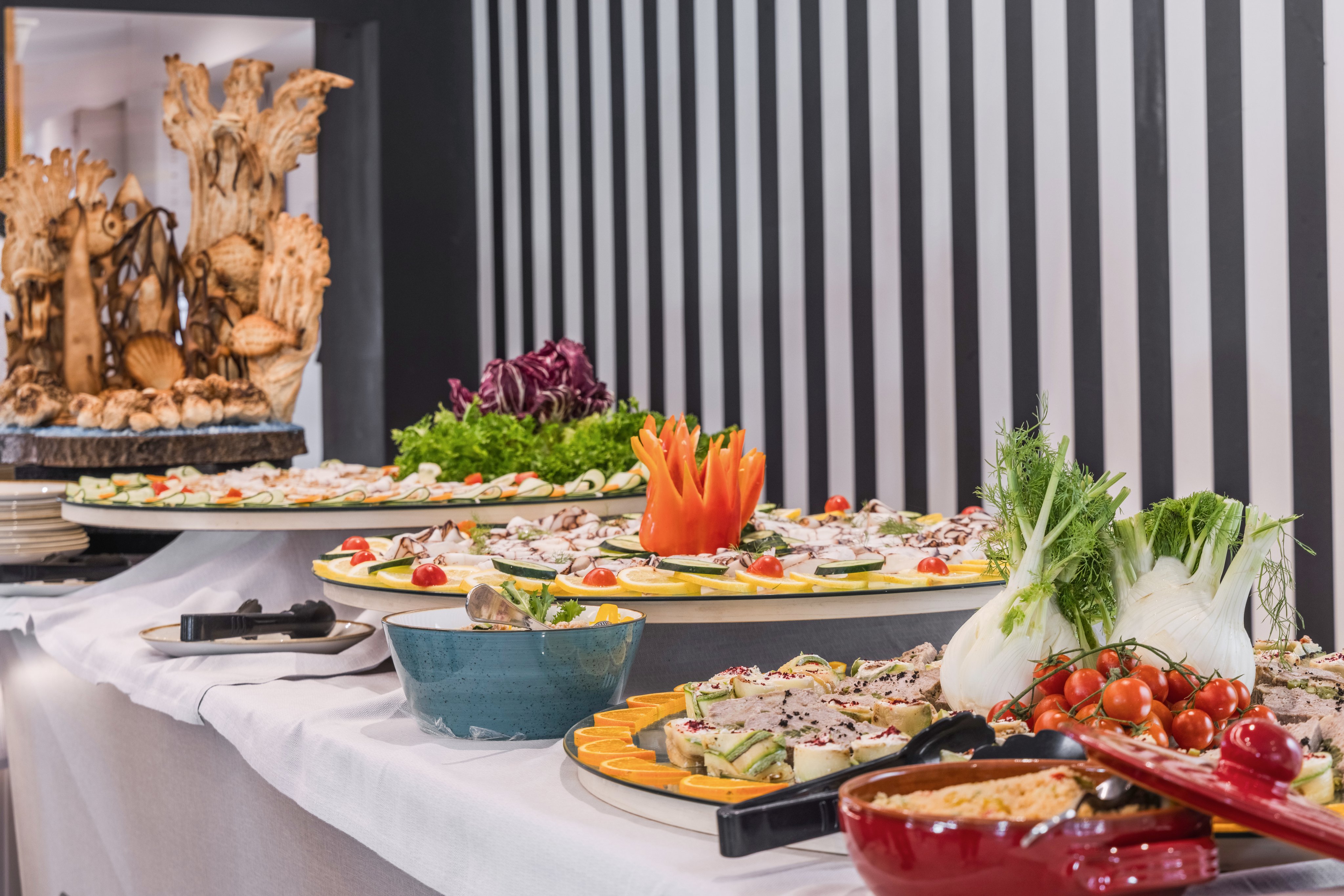 Ein Buffet mit frischen Salaten und Beilagen bei Aldiana, Premium Cluburlaub