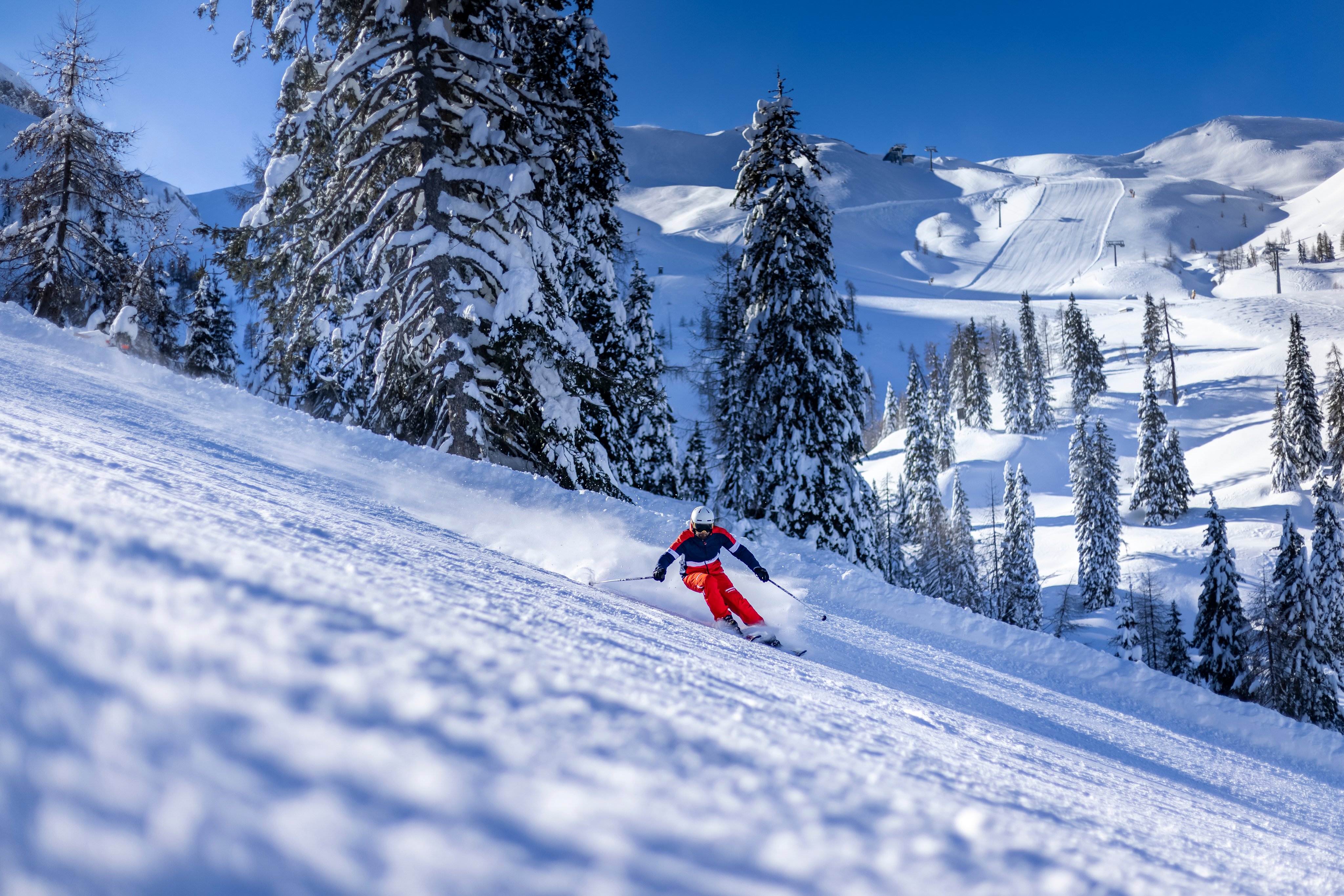 Skifahrer auf verschneiter Piste im Winterurlaub bei Aldiana in den Bergen