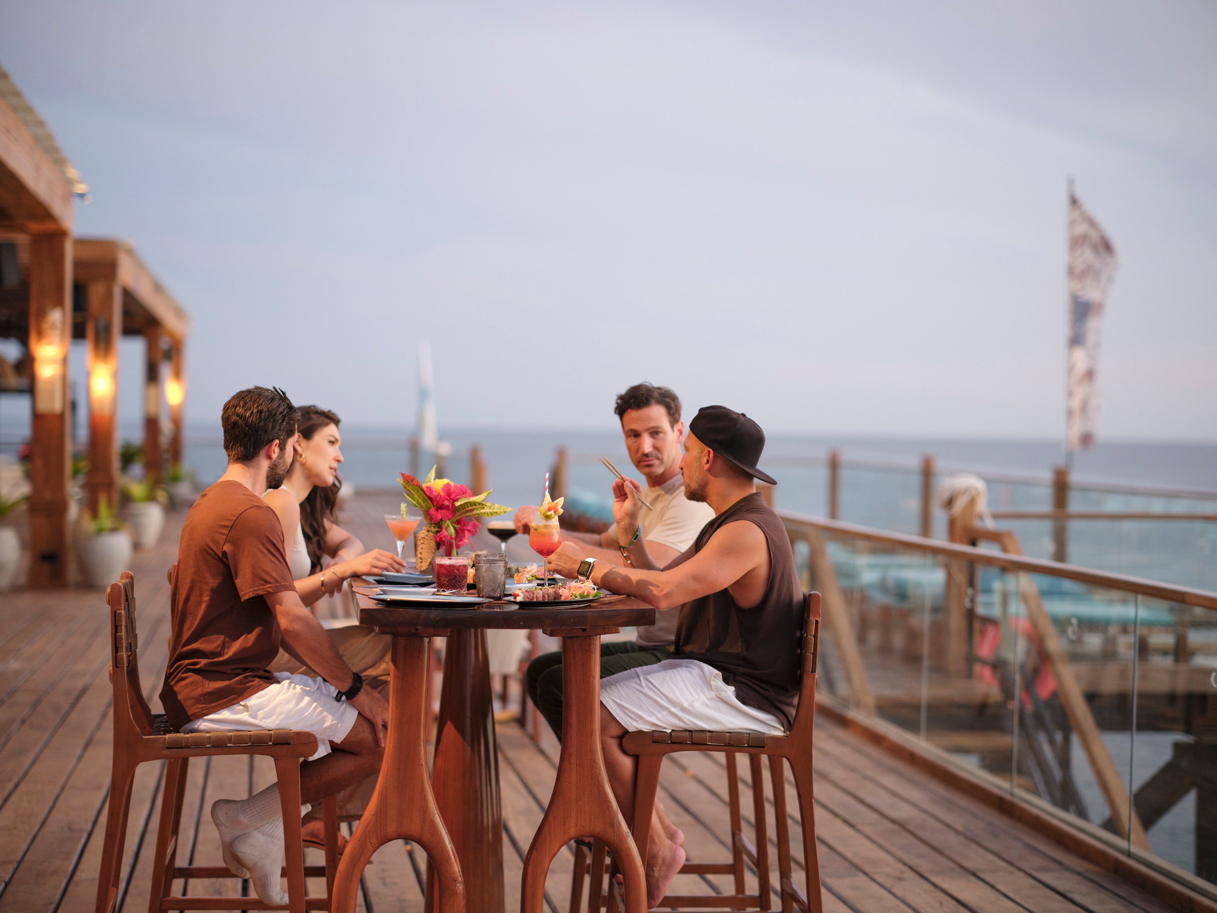 Gesellige Gruppe beim Essen auf der schönen Terrasse mit Meerblick bei Aldiana