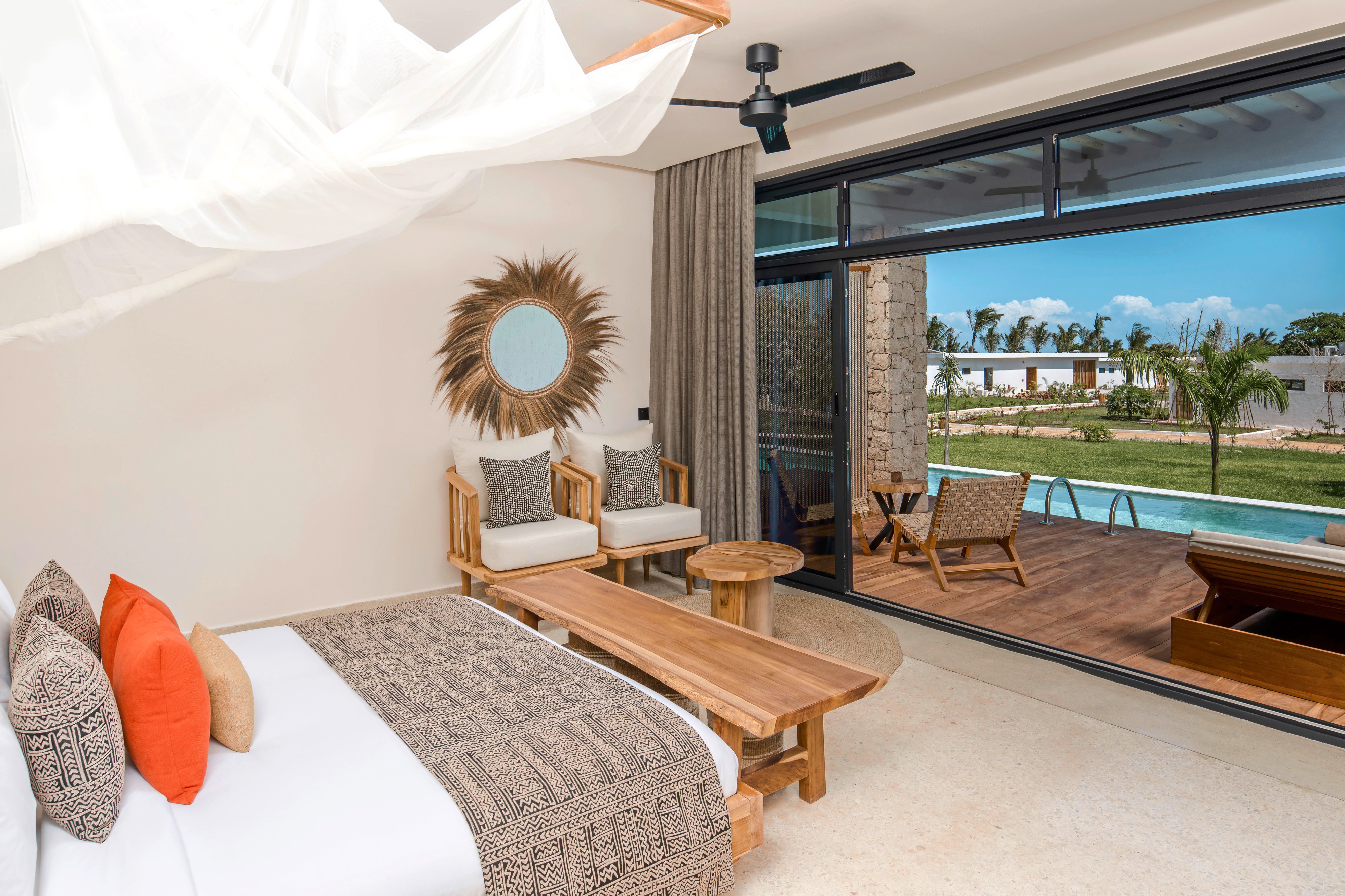 Modern Hotelzimmer mit Blick auf den Pool und den gepflegten Garten, komfortabel und stilvoll