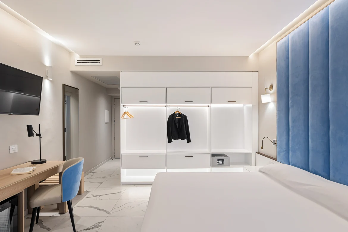 Modernes Hotelzimmer bei Aldiana mit weißem Schrank und blauer Wandvertäfelung