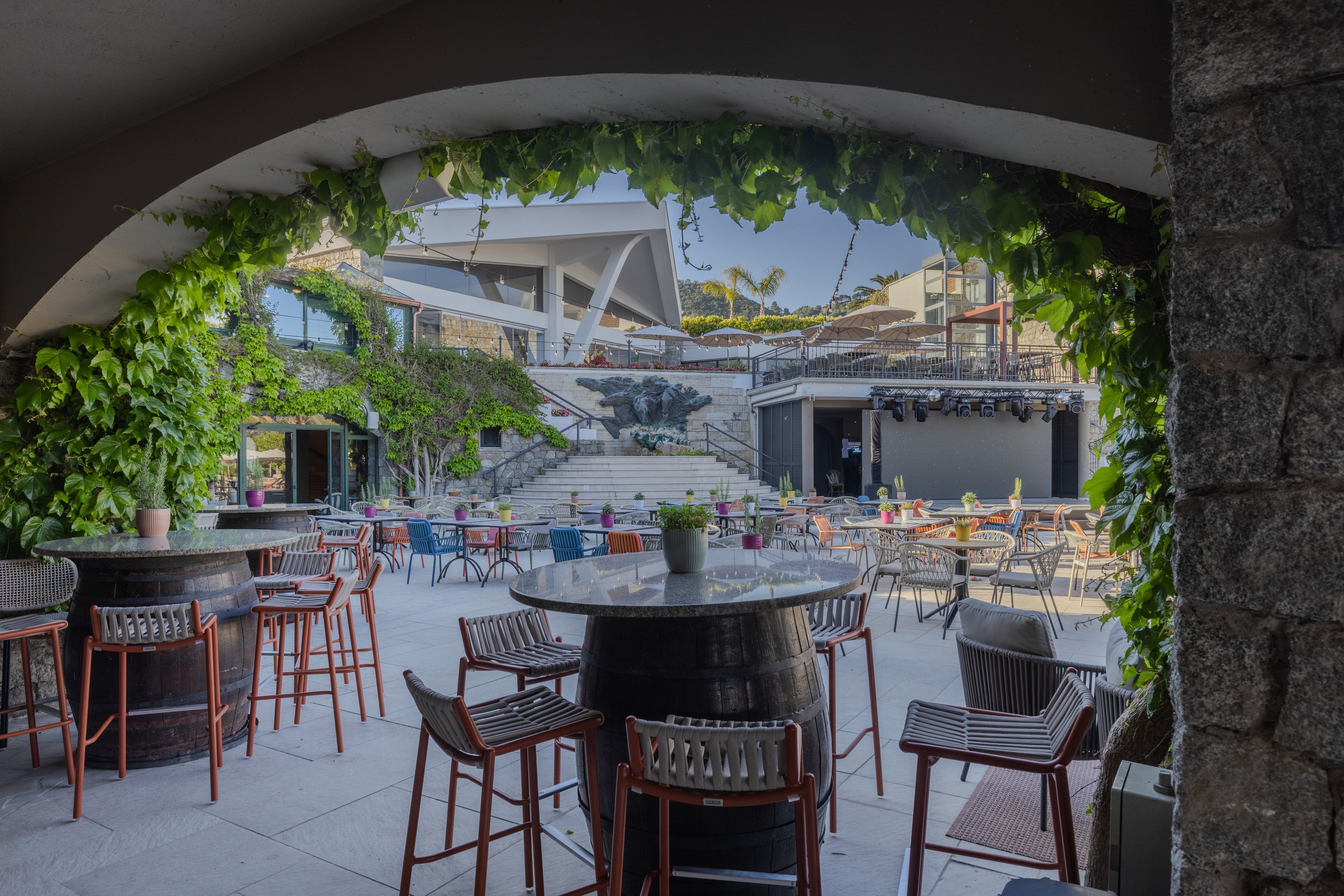 Blick auf eine gepflegte Terasse im Aldiana Premium Club mit Sitzgelegenheiten und Pflanzen