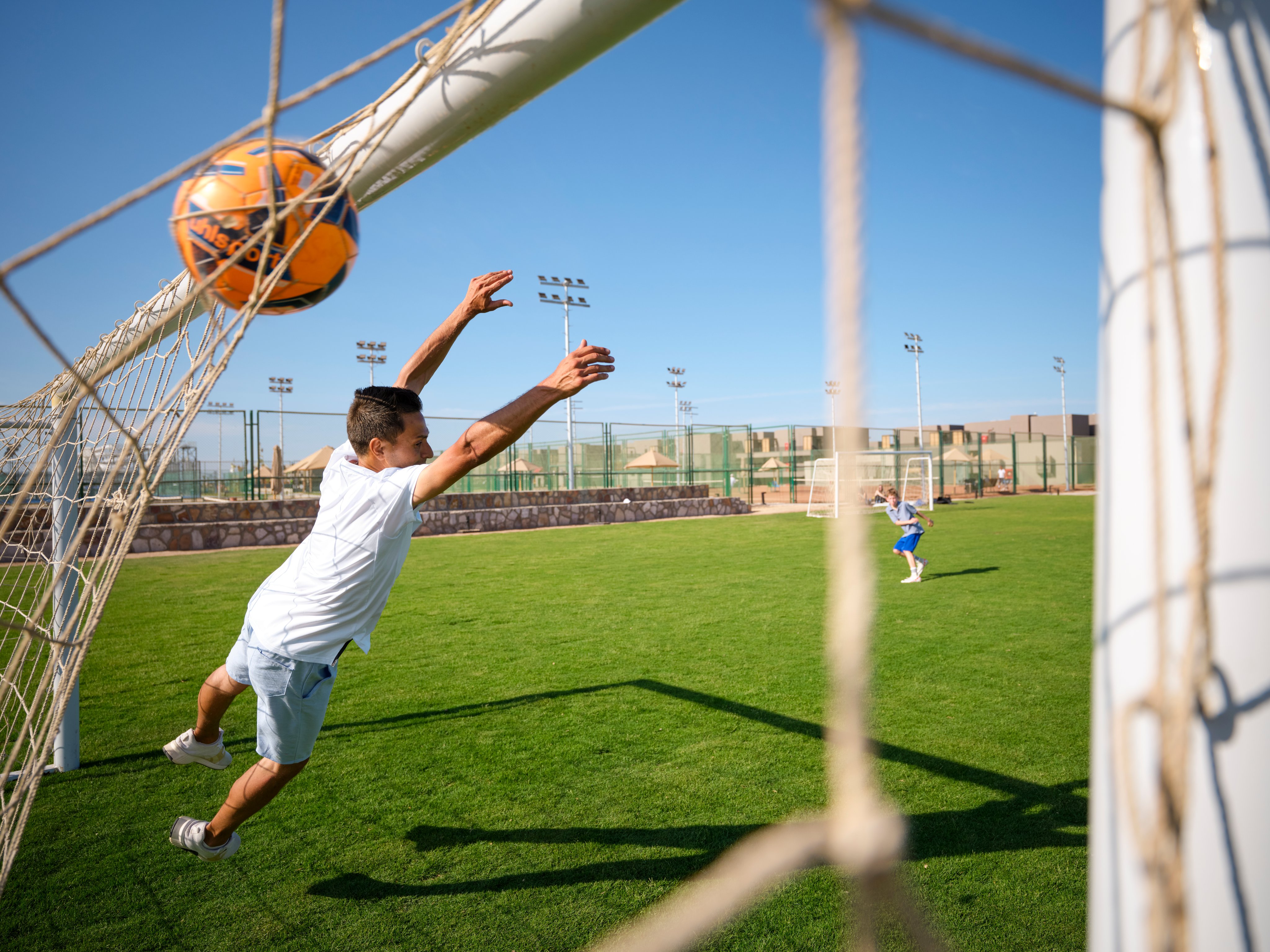 Jugendlicher beim Fußball im Aldiana Premium Cluburlaub auf einem grünen Spielfeld
