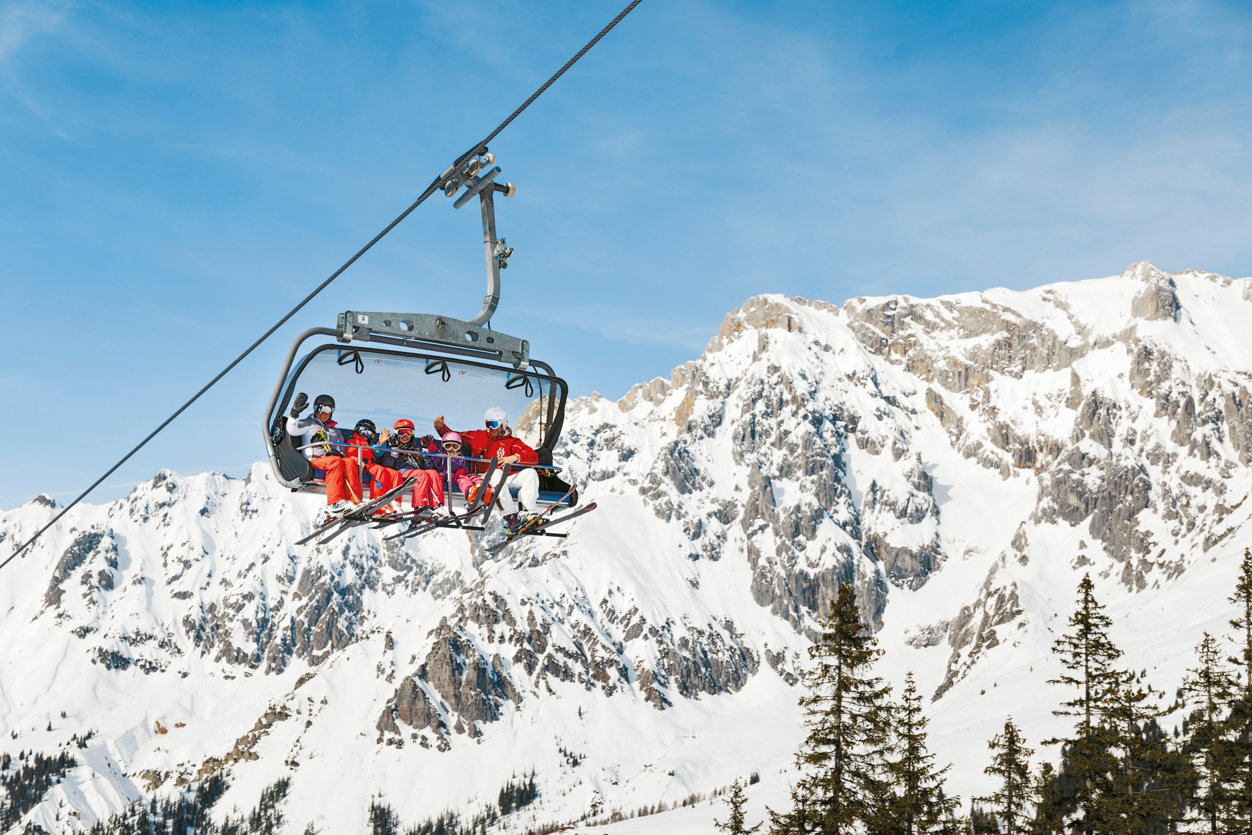 Gondelbahn in schneebedeckter Berglandschaft bei Aldiana Premium Cluburlaub