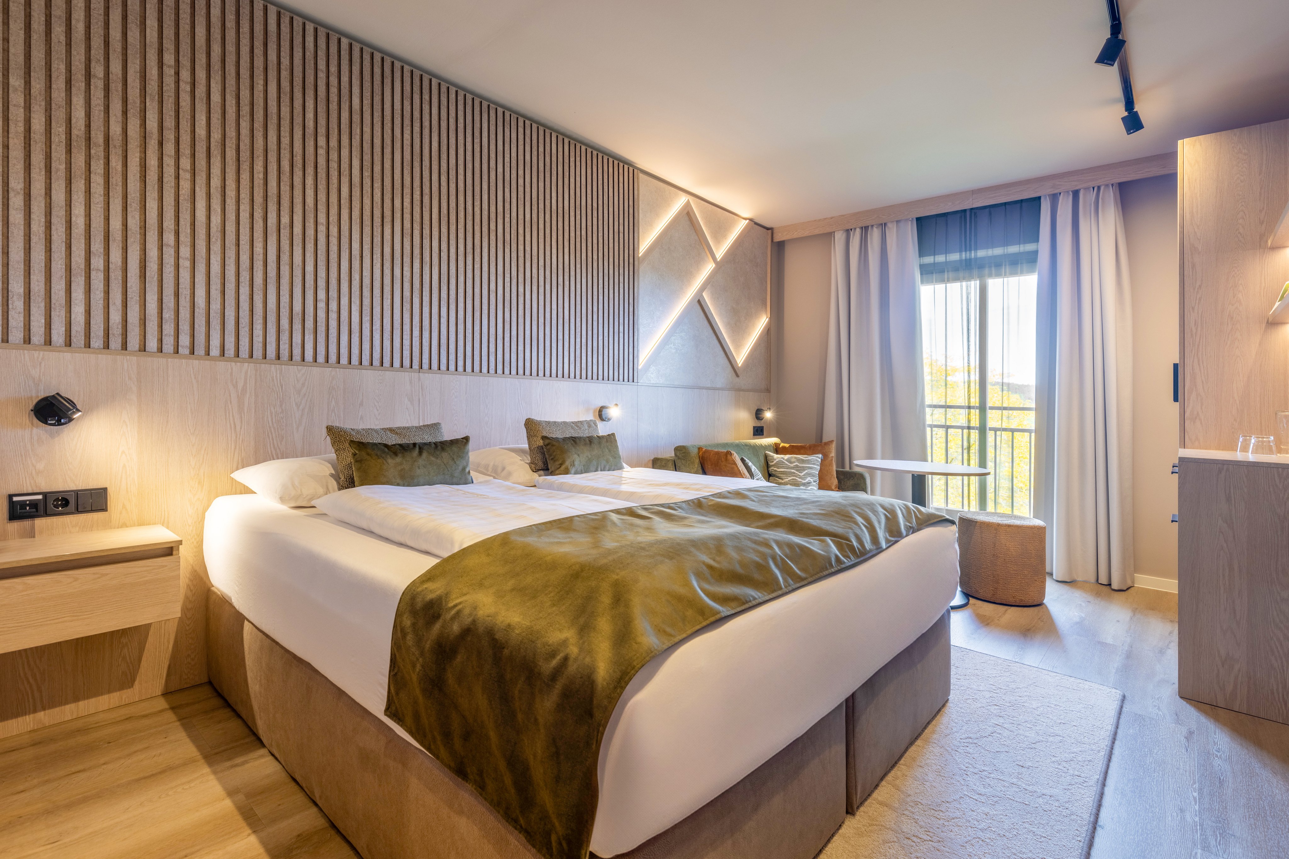 Modernes Hotelzimmer bei Aldiana mit Doppelbett, gemütlicher Einrichtung und Balkonblick