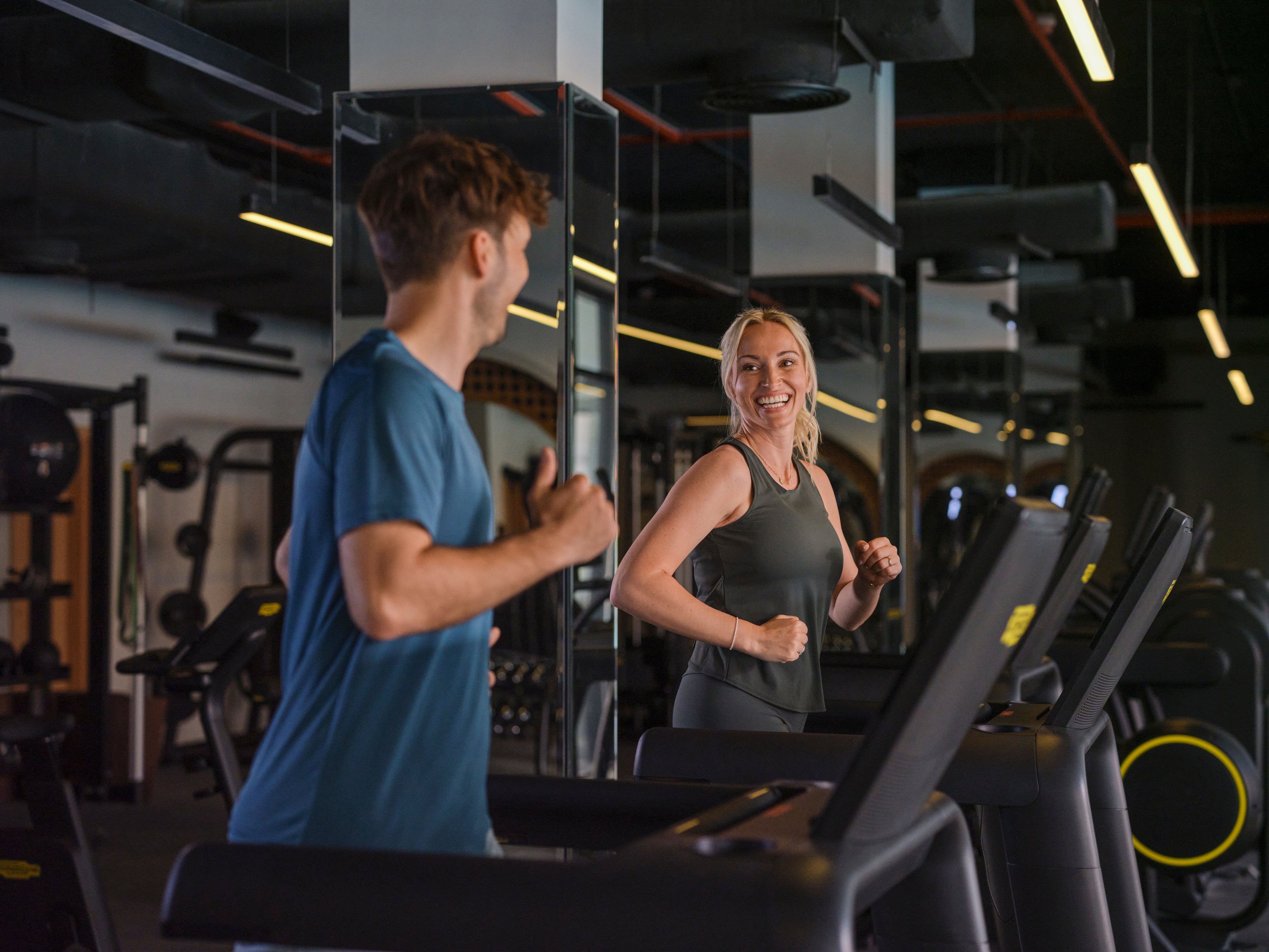 Person joggend auf Laufband im modernen Fitnessraum bei Aldiana, Premium Cluburlaub