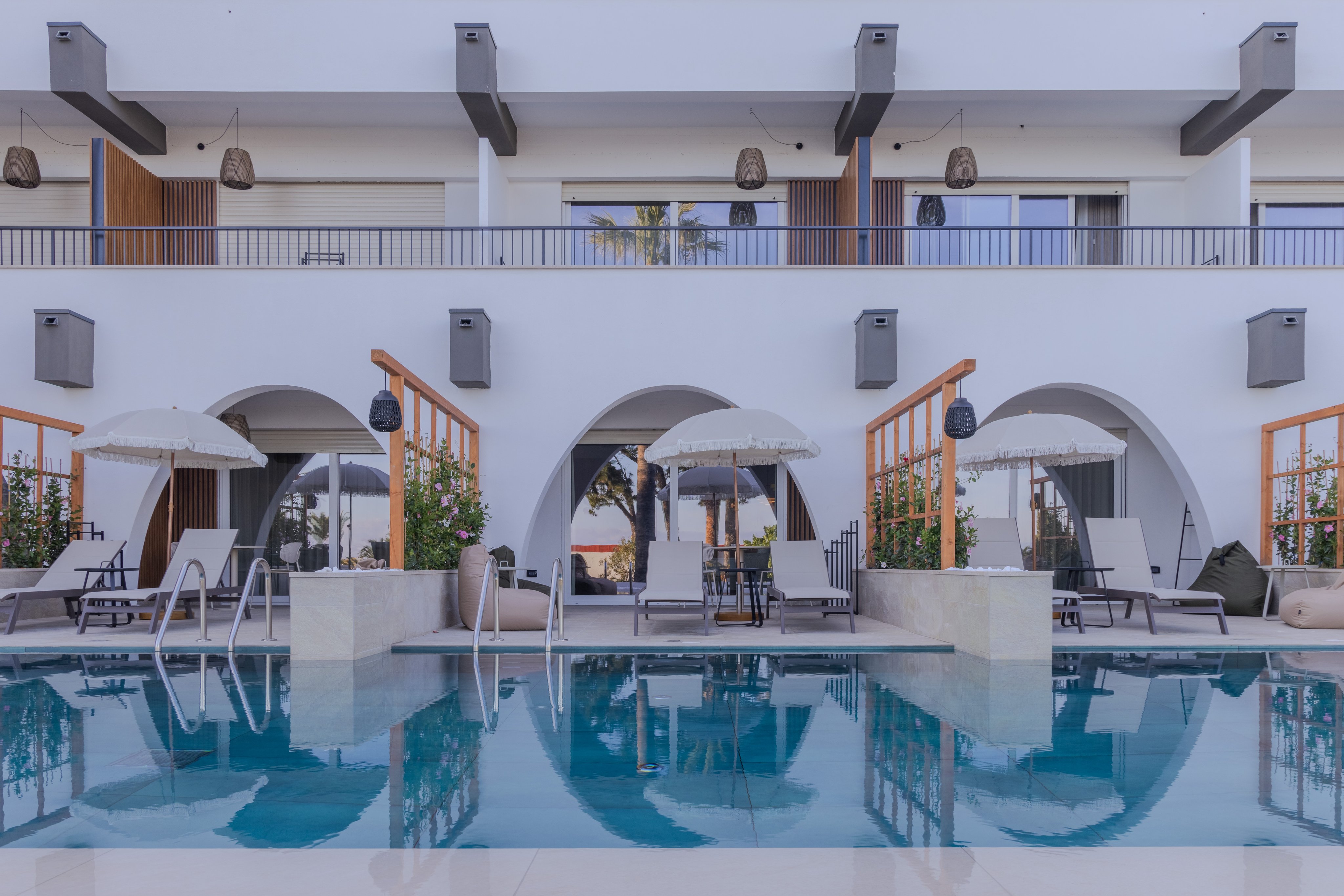 Blick auf den Poolbereich eines Aldiana Premium Clubhotels mit Liegen und Atmosphäre