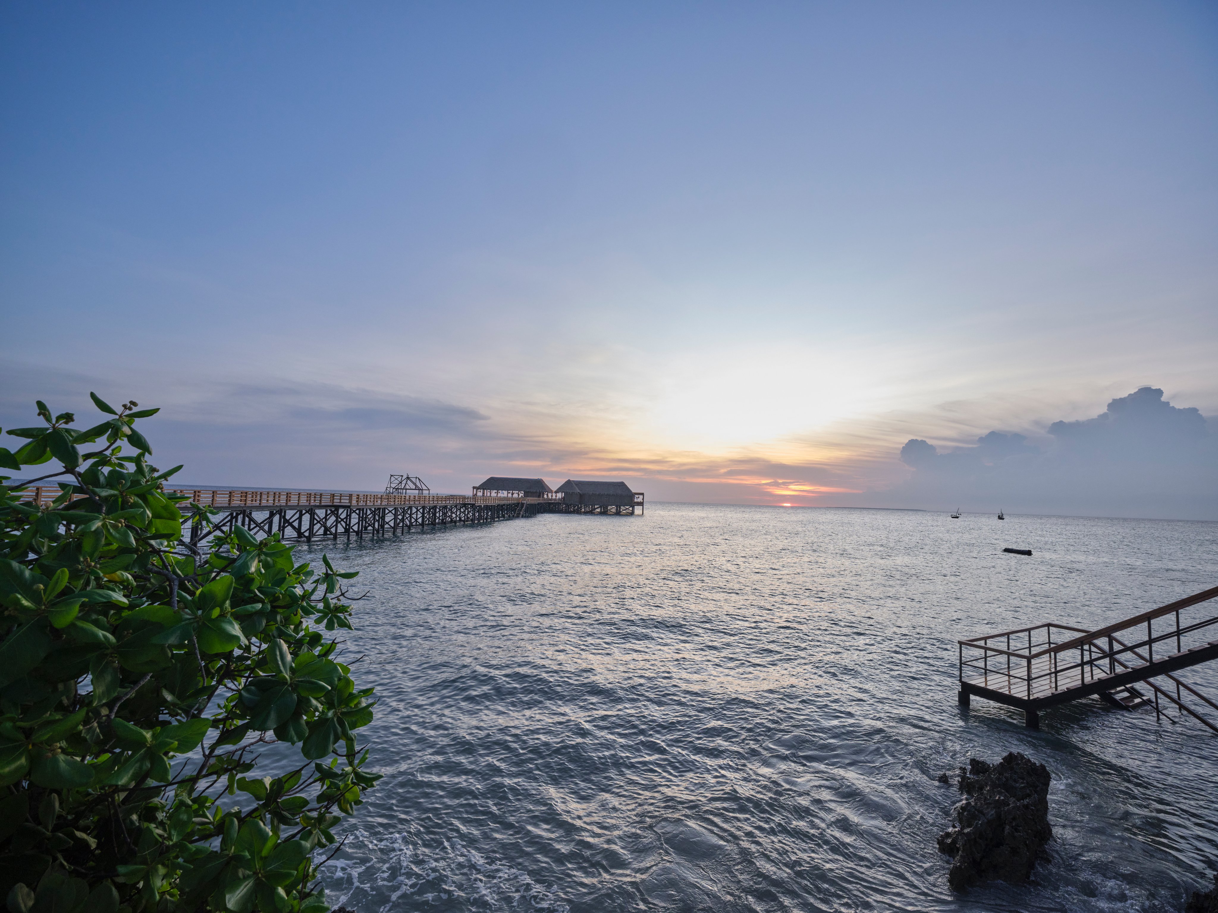 Blick auf den Sonnenuntergang über dem Wasser bei einem Aldiana Premium Cluburlaub am Meer