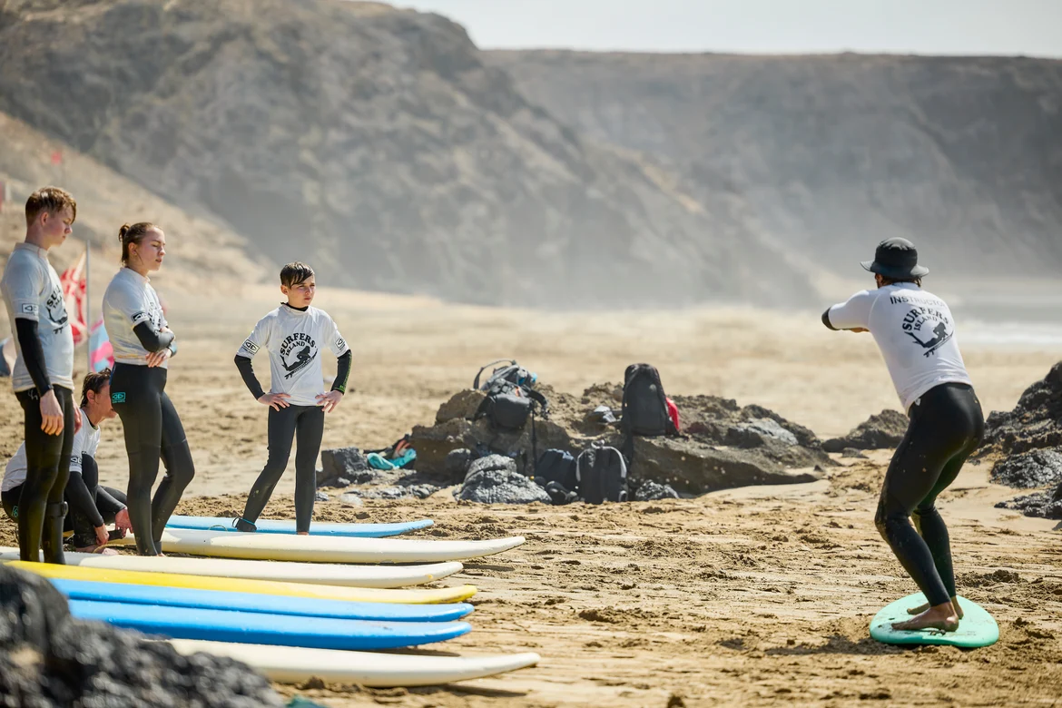 Kinder beim Surfkurs