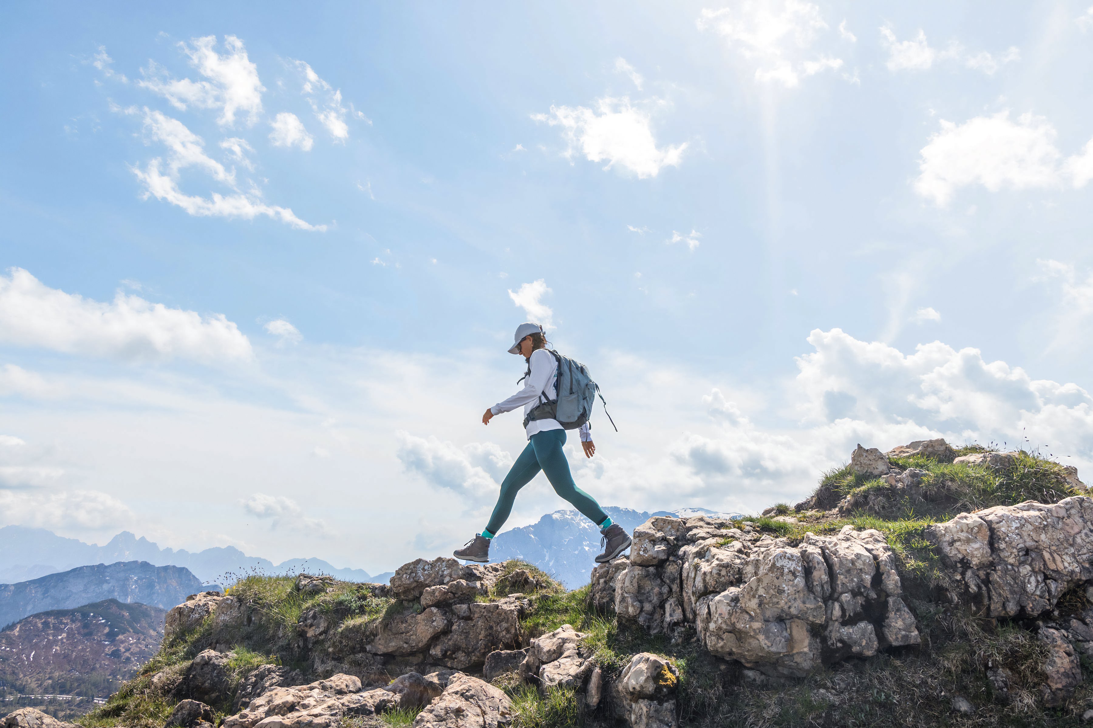 Mensch beim Wandern auf Bergpfad, sonniger Tag, Natur, Abenteuer, Premium Cluburlaub von Aldiana