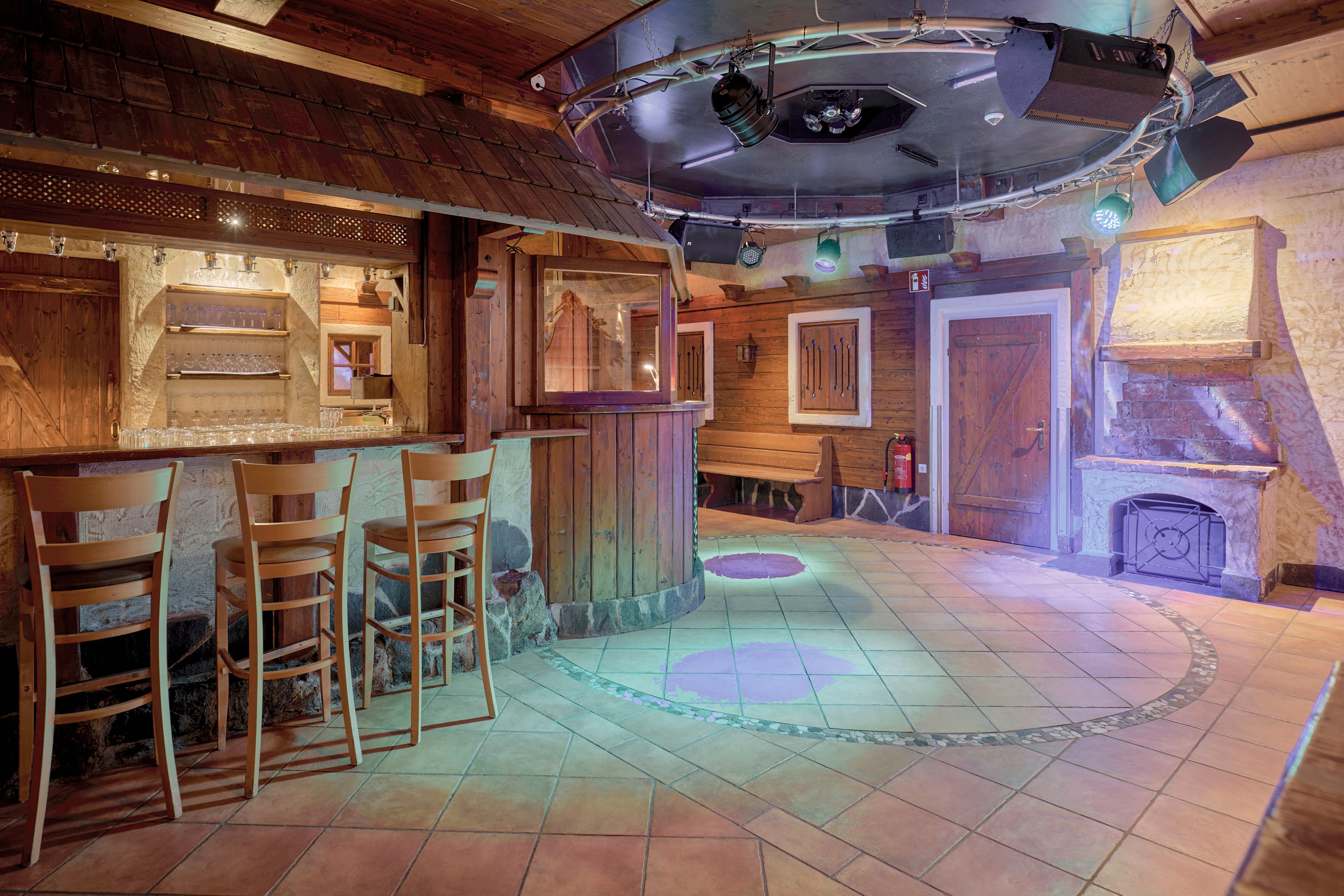 Innenaufnahme eines gemütlichen Barbereichs im Aldiana Premium Cluburlaub