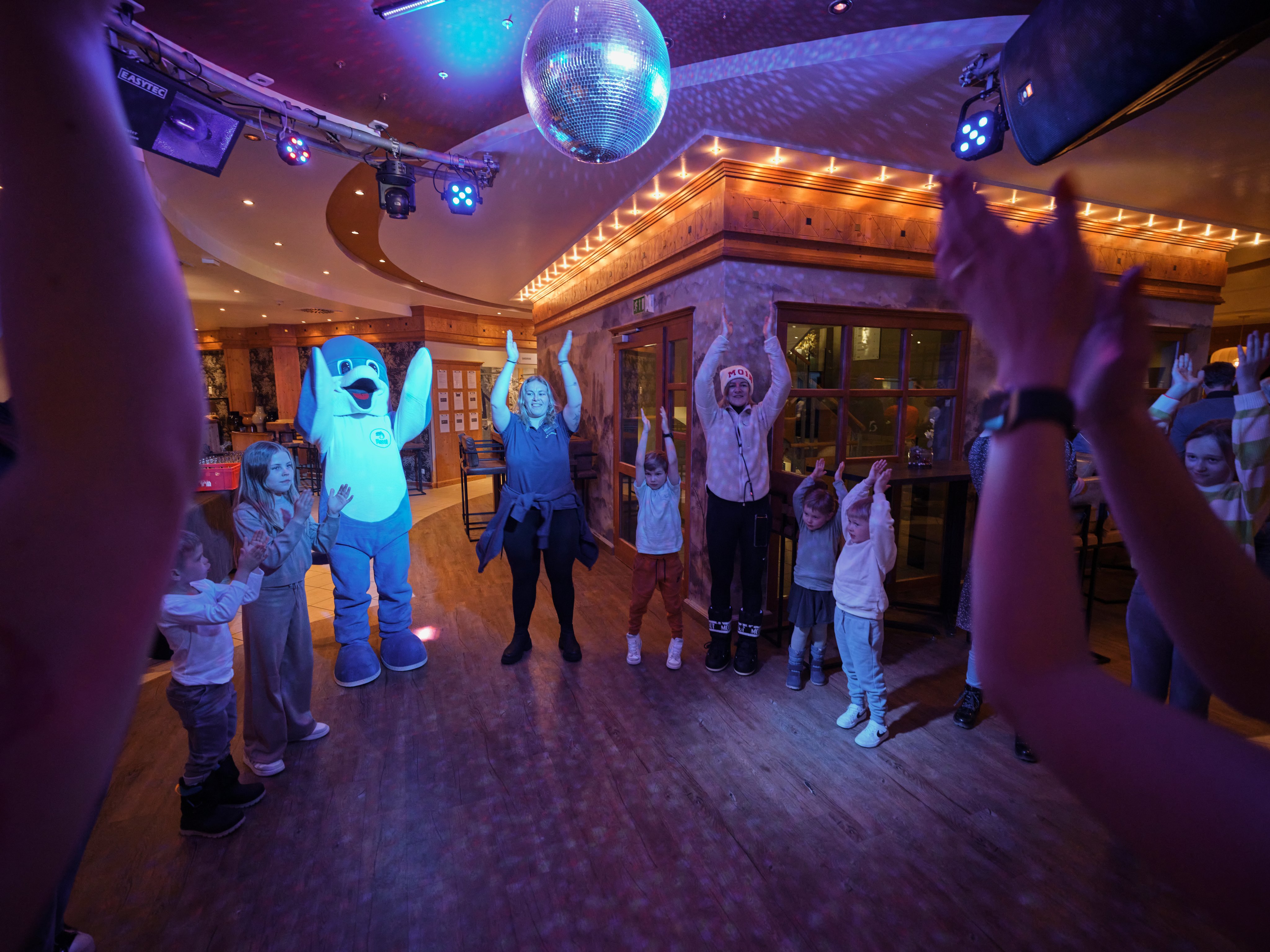 Familienfeier im Aldiana Club mit Kindern und Tanz unter Disco-Kugel in warmem Licht