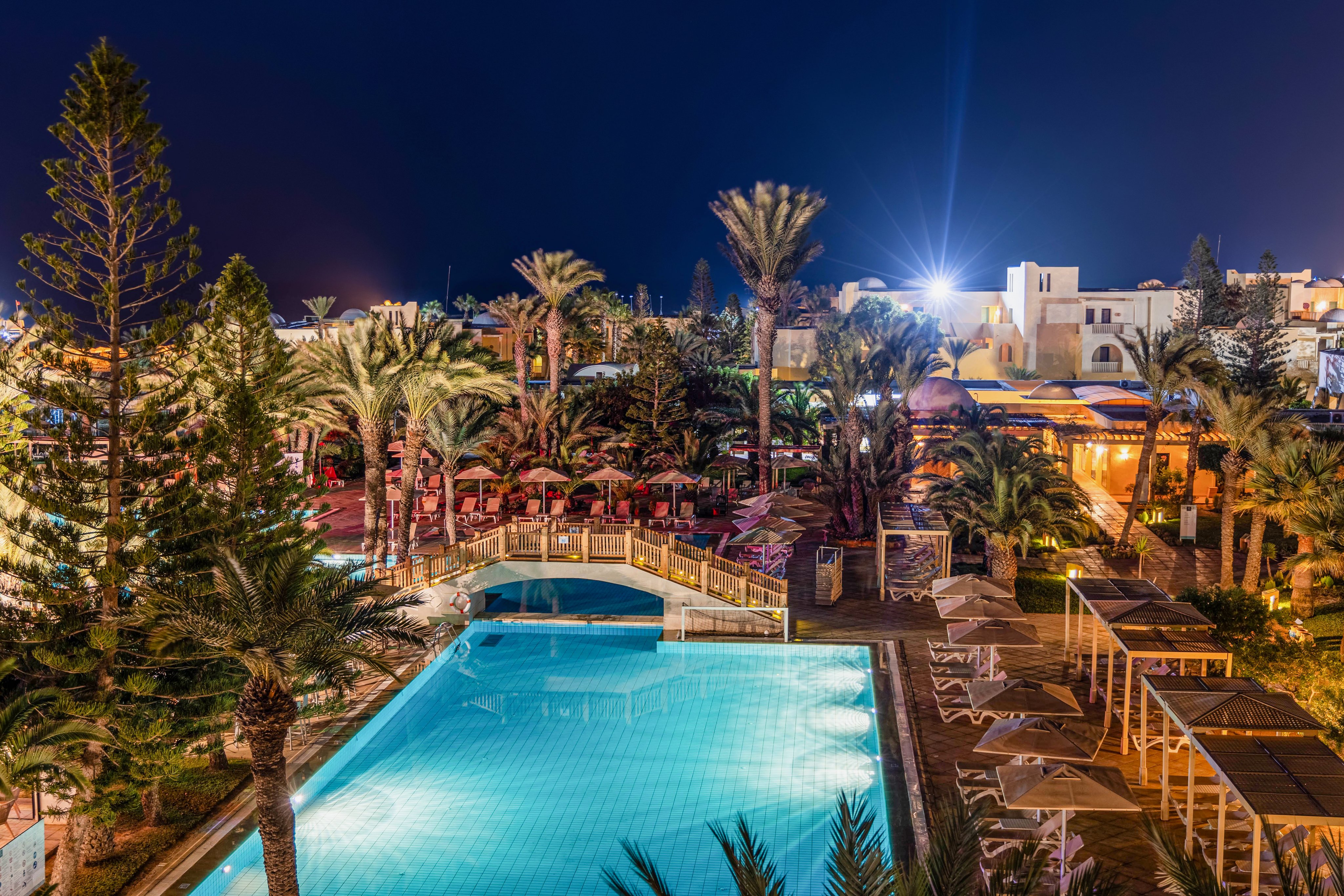 Hotelanlage bei Nacht mit Blick auf Pool