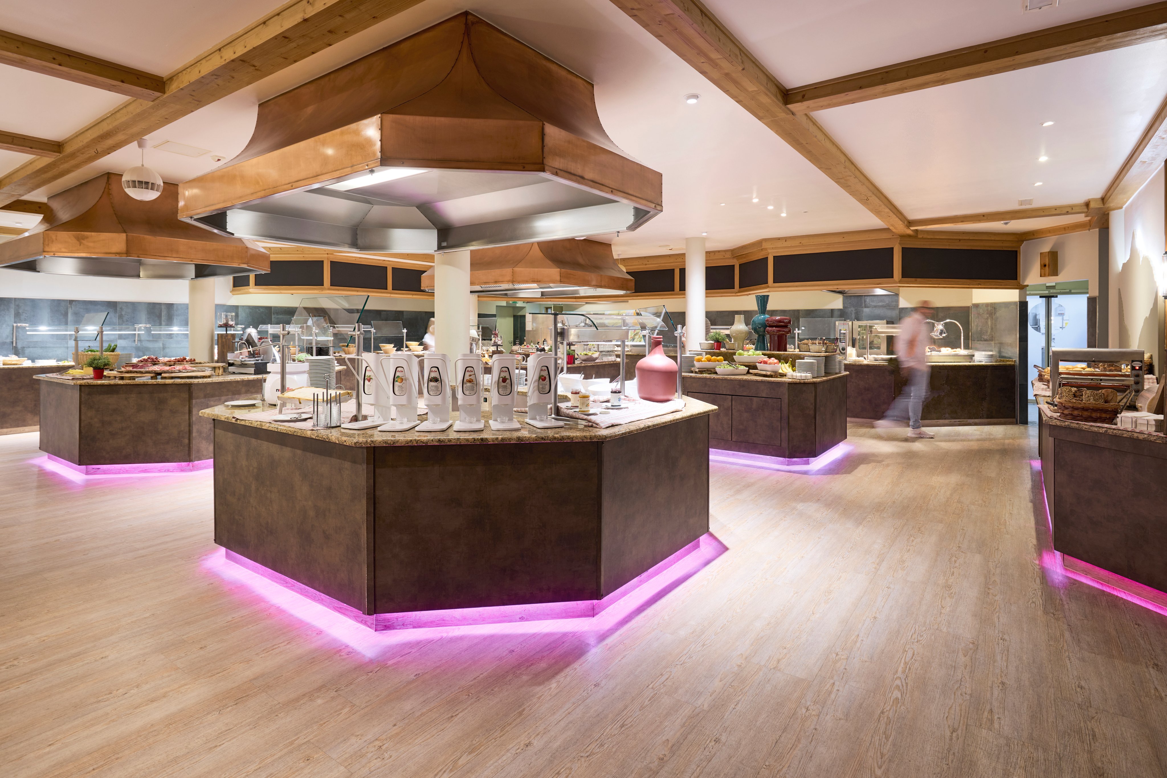 Helles Buffet mit warmem Holzdekor, Beleuchtung und vielfältigen Speisen bei Aldiana