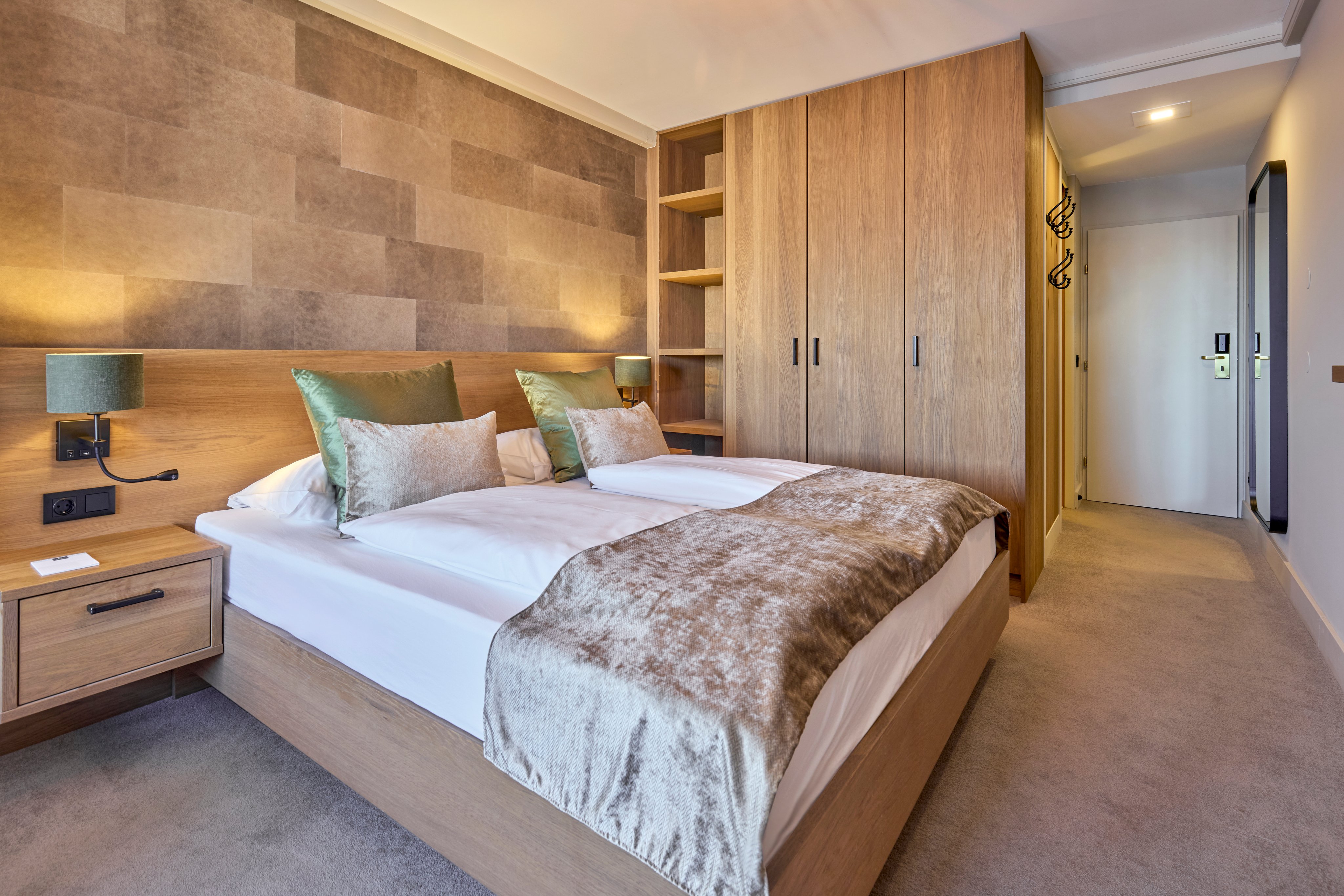Doppelzimmer im Aldiana Premium Cluburlaub, gemütliche Einrichtung mit Betten und Holzdesign