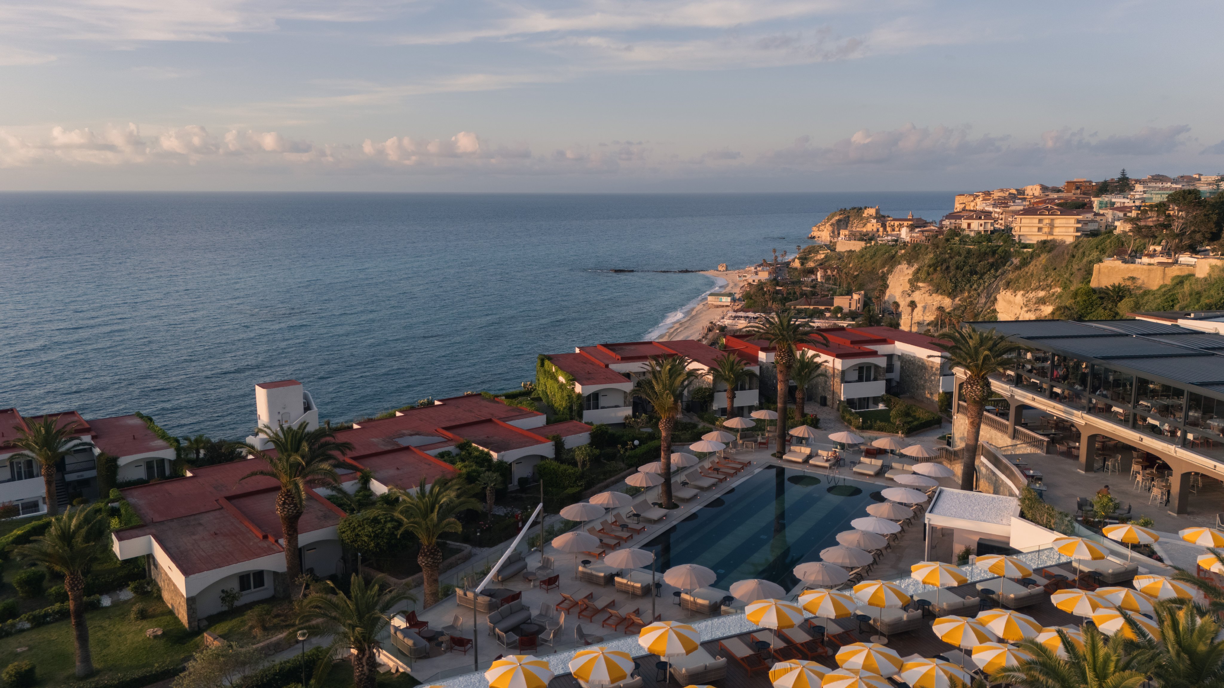 Blick auf den Meerblick, Poolbereich und Nachmittagssonne an einem Aldiana Premium Cluburlaub Standort