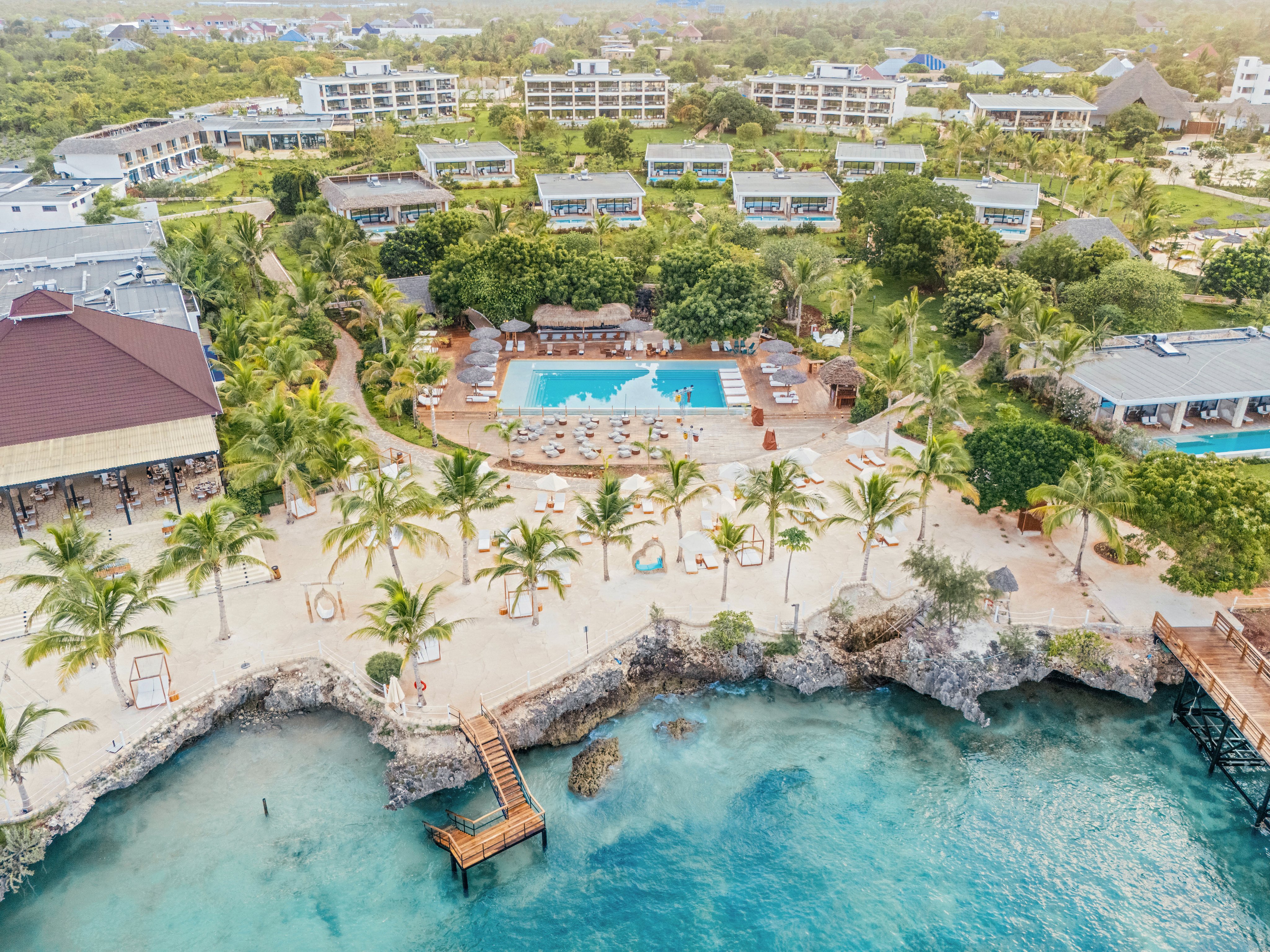 Strandclub mit Blick auf Pool und Anlage