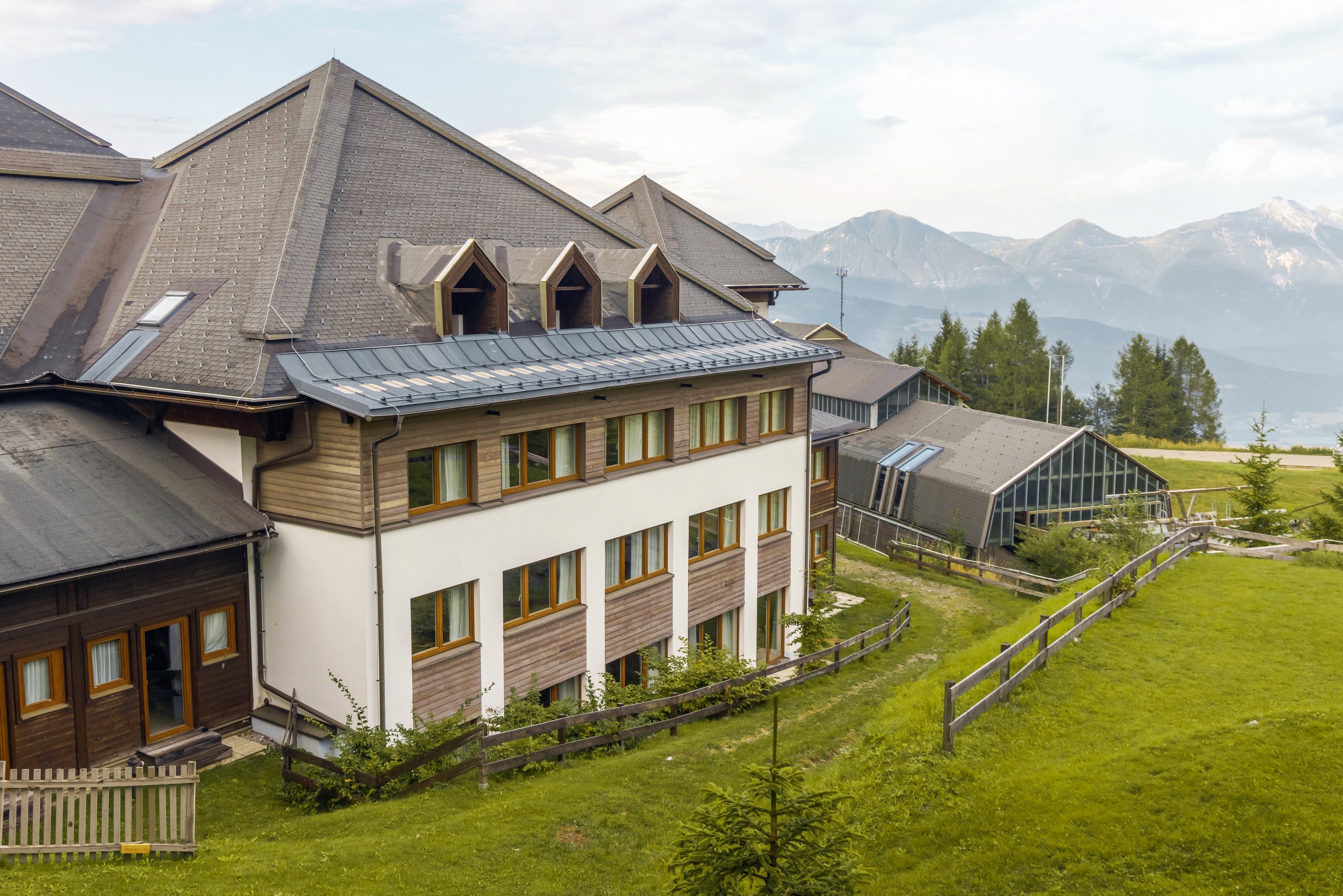 Bild eines Premium Clubhotels von Aldiana in den Bergen mit Fenstern und Garten, sonniges Wetter
