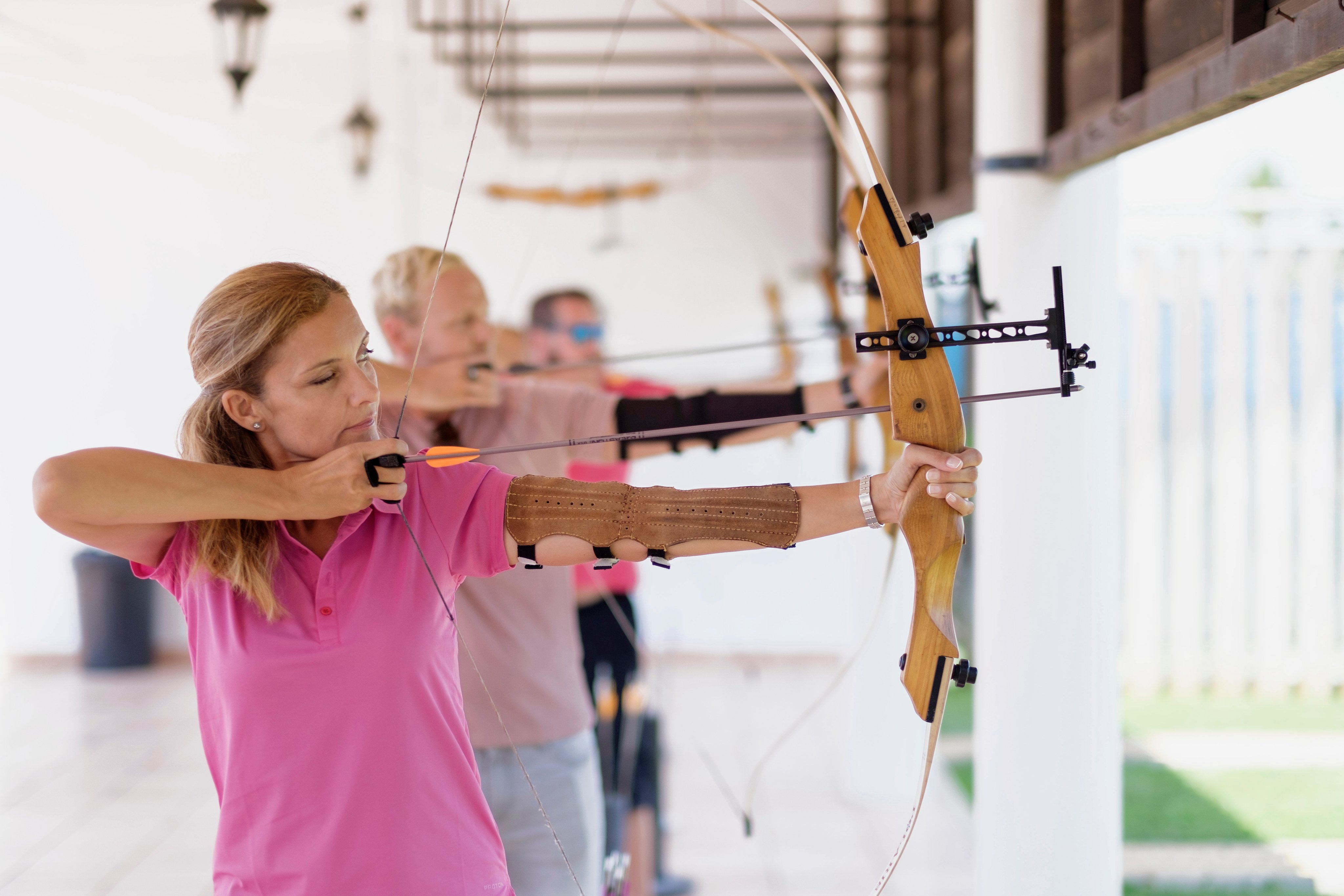 Junge Frau beim Bogenschießen im Premium Cluburlaub bei Aldiana