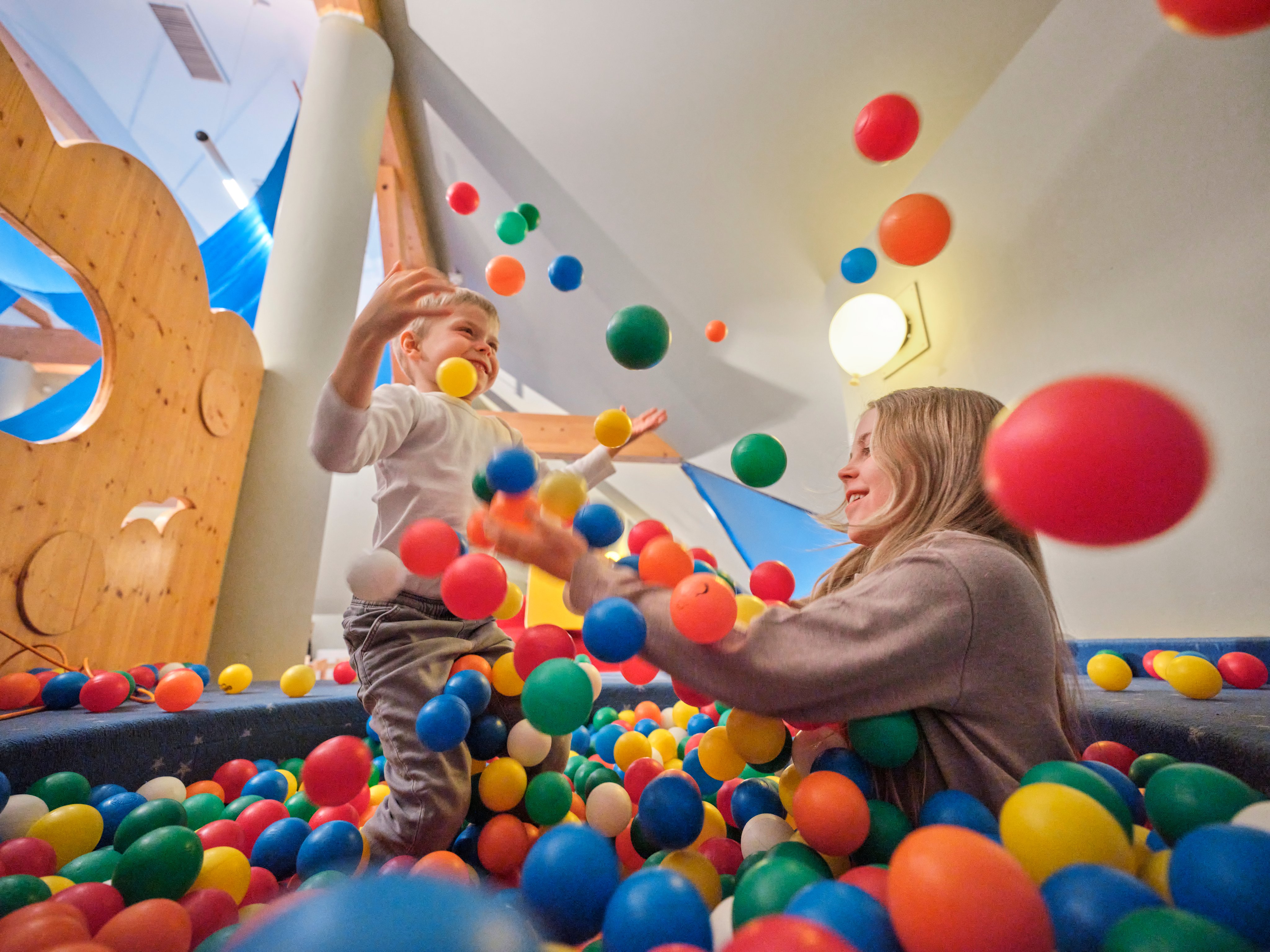 Kinder spielen in einem bunten Ballbecken im Aldiana Fanrasure, Freude und Spaß im Premium Cluburlaub