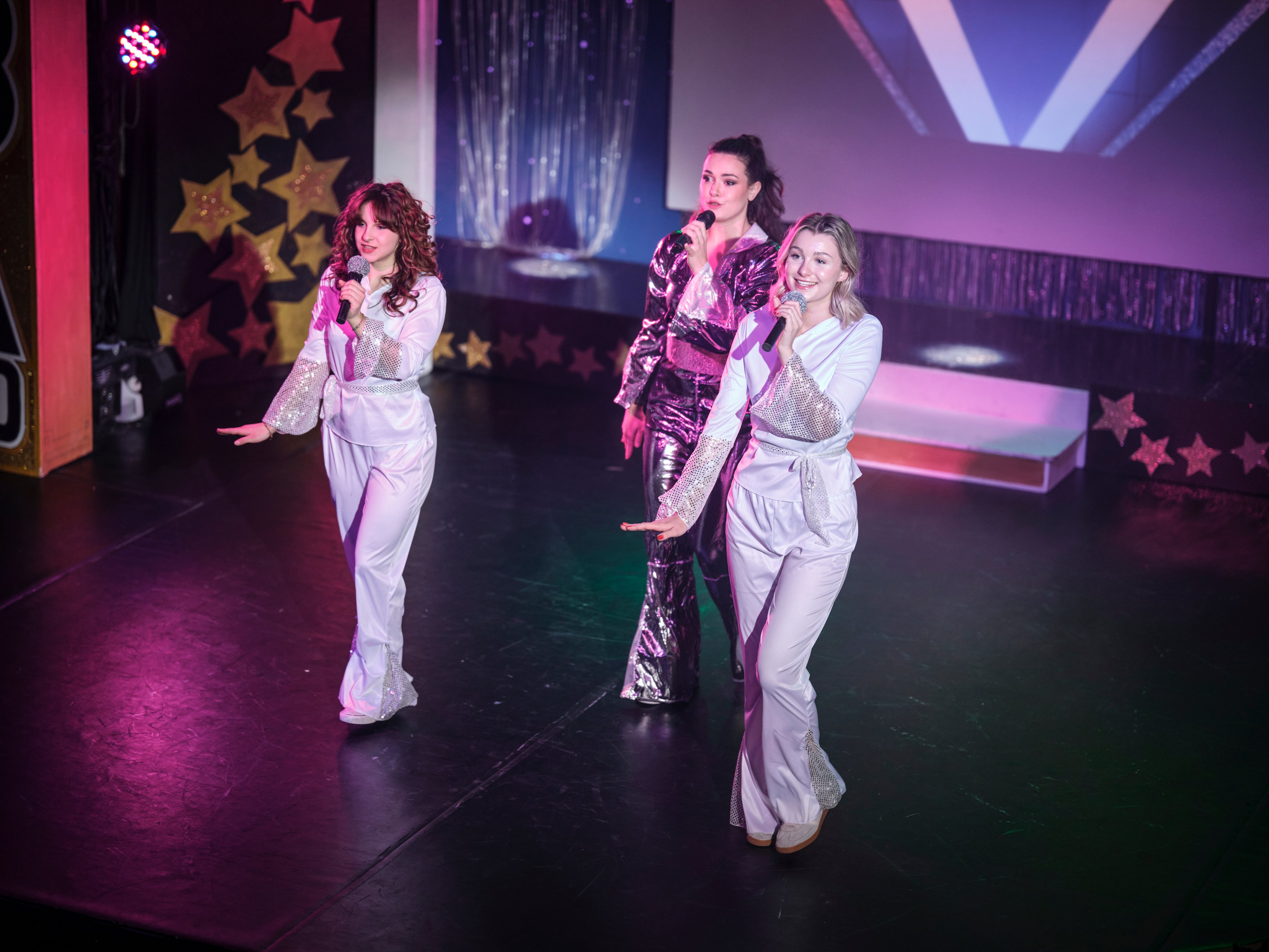 Drei Frauen beim Auftritt auf einer Bühne im Rahmen eines Premium Cluburlaubs von Aldiana