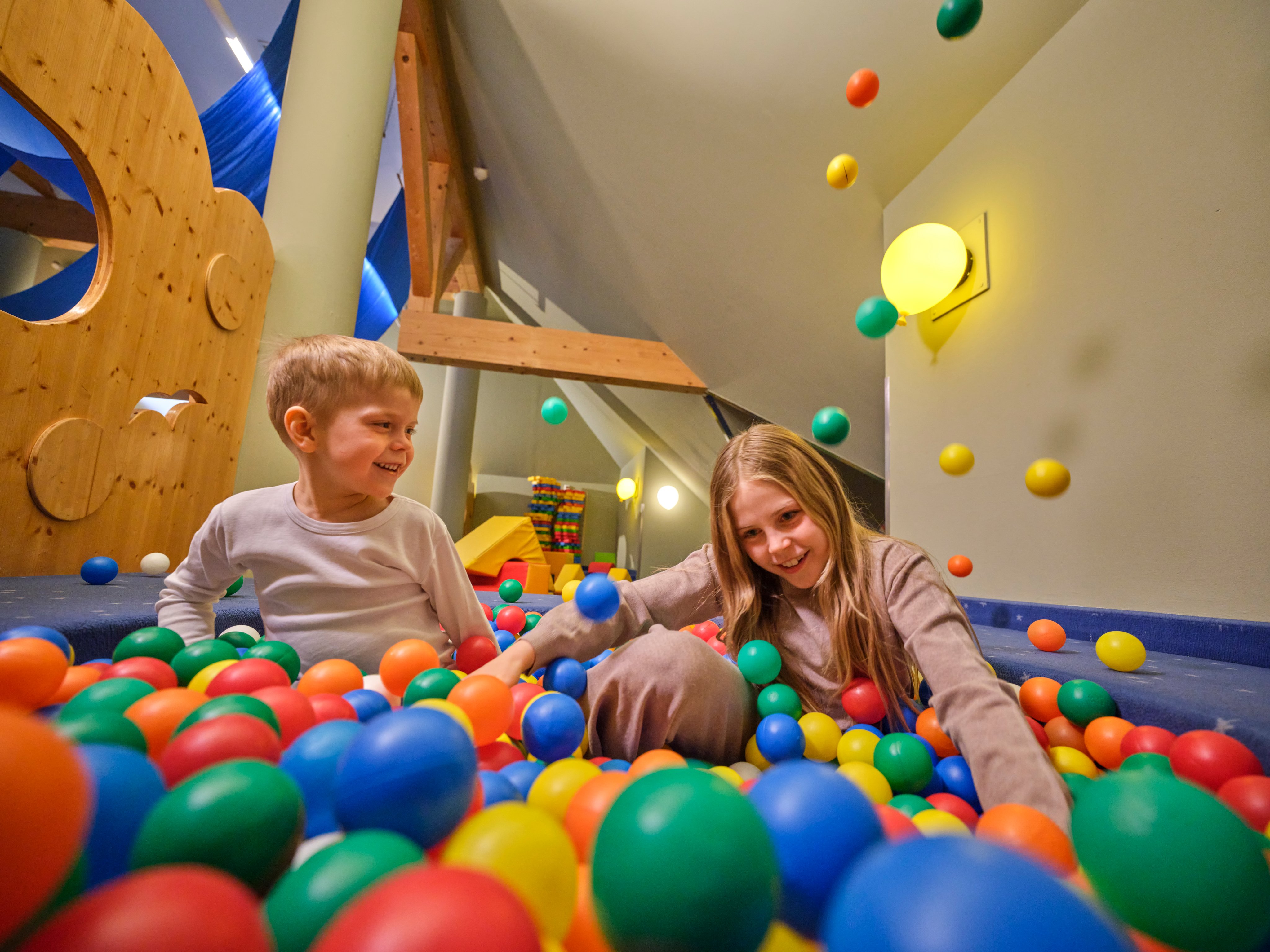 Kinder spielen im bunten Ballpool bei Aldiana im Indoor-Spielbereich, Spaß und Freude pur