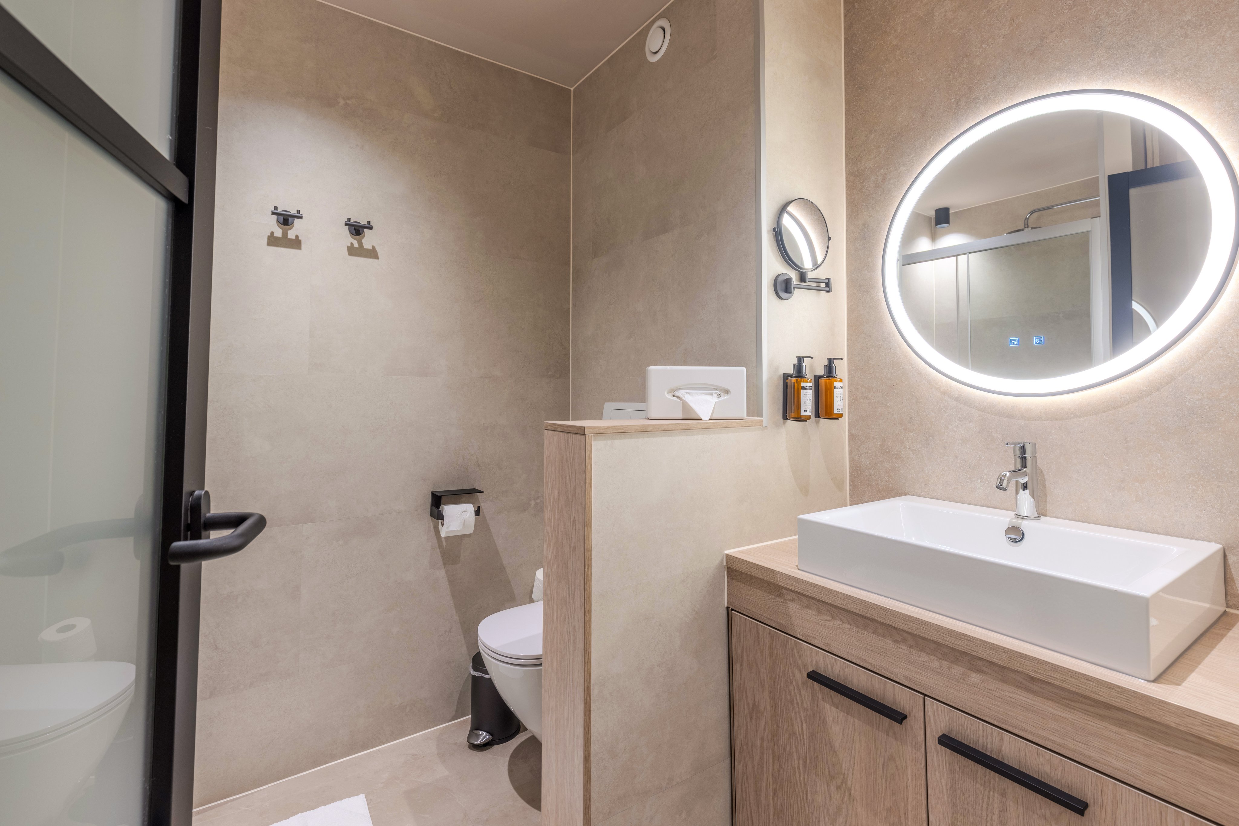 Modernes Badezimmer mit flacher Dusche, Waschbecken und Spiegel im Premium Cluburlaub von Aldiana