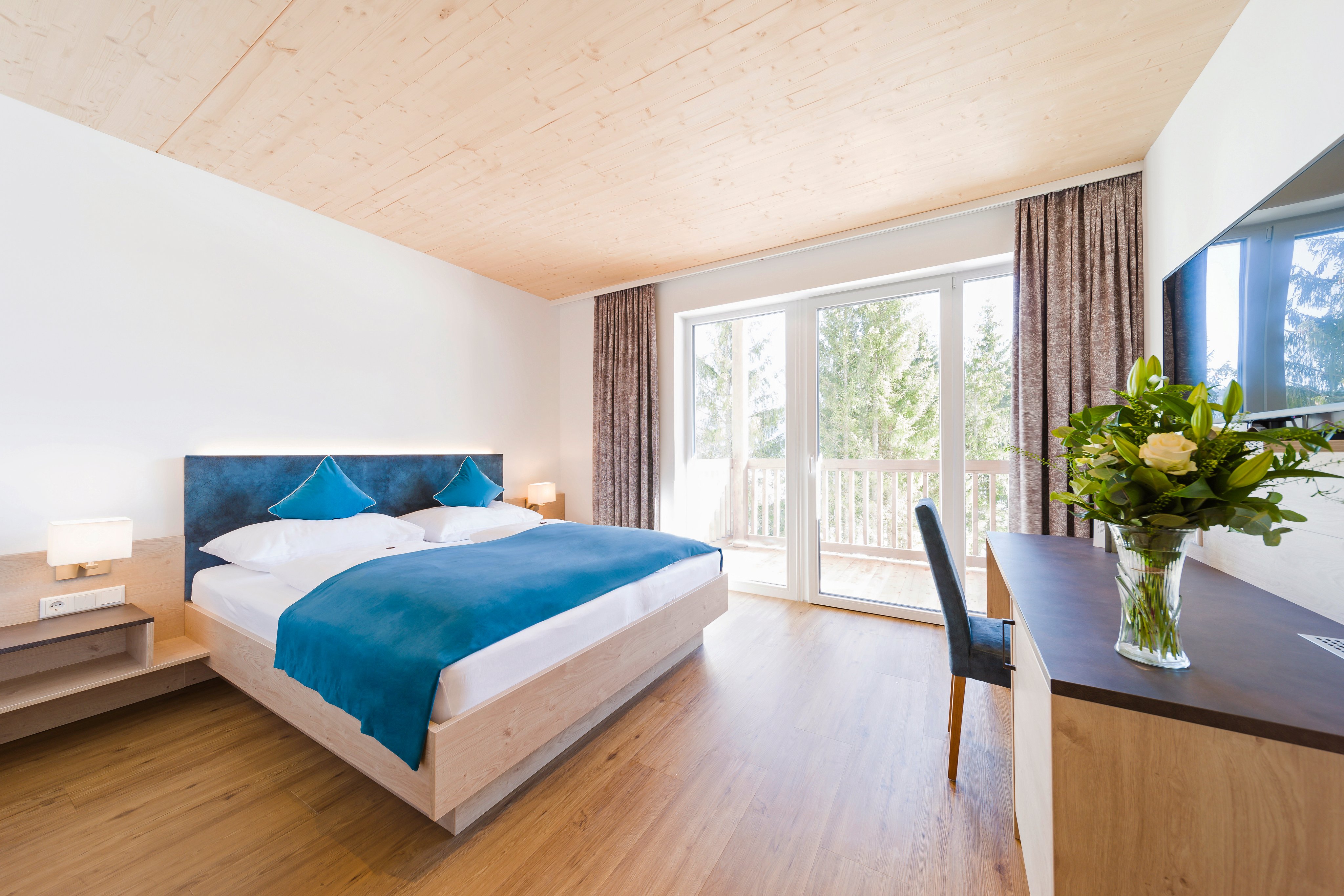 Elegantes Hotelzimmer bei Aldiana mit Doppelbett, Terrasse und natürlichem Licht