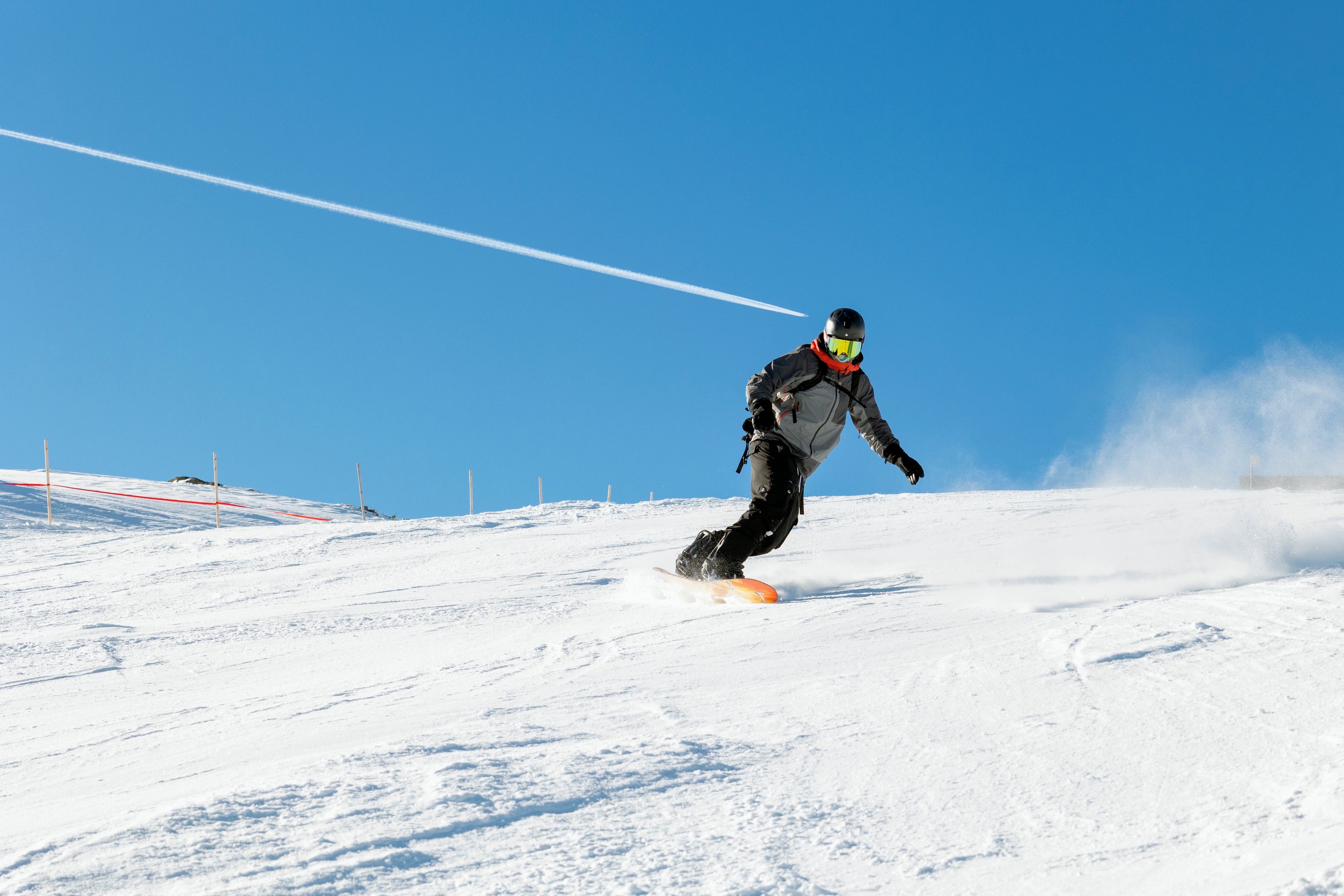 Skifahrer auf schneebedeckter Piste bei Aldiana Premium Cluburlaub unter blauem Himmel