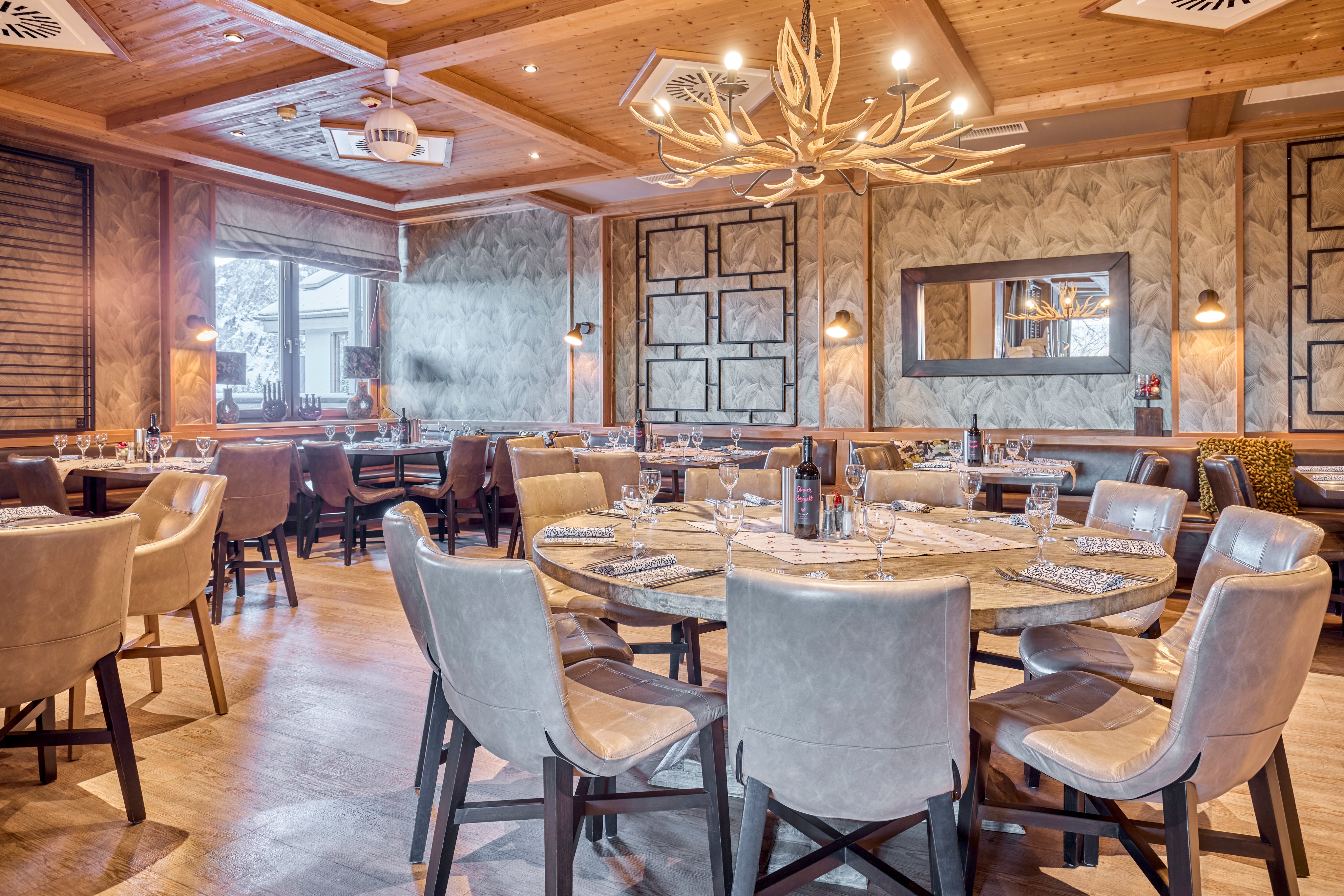 Elegantes Restaurant im Premium Cluburlaub von Aldiana mit Steingutwand und gemütlicher Atmosphäre
