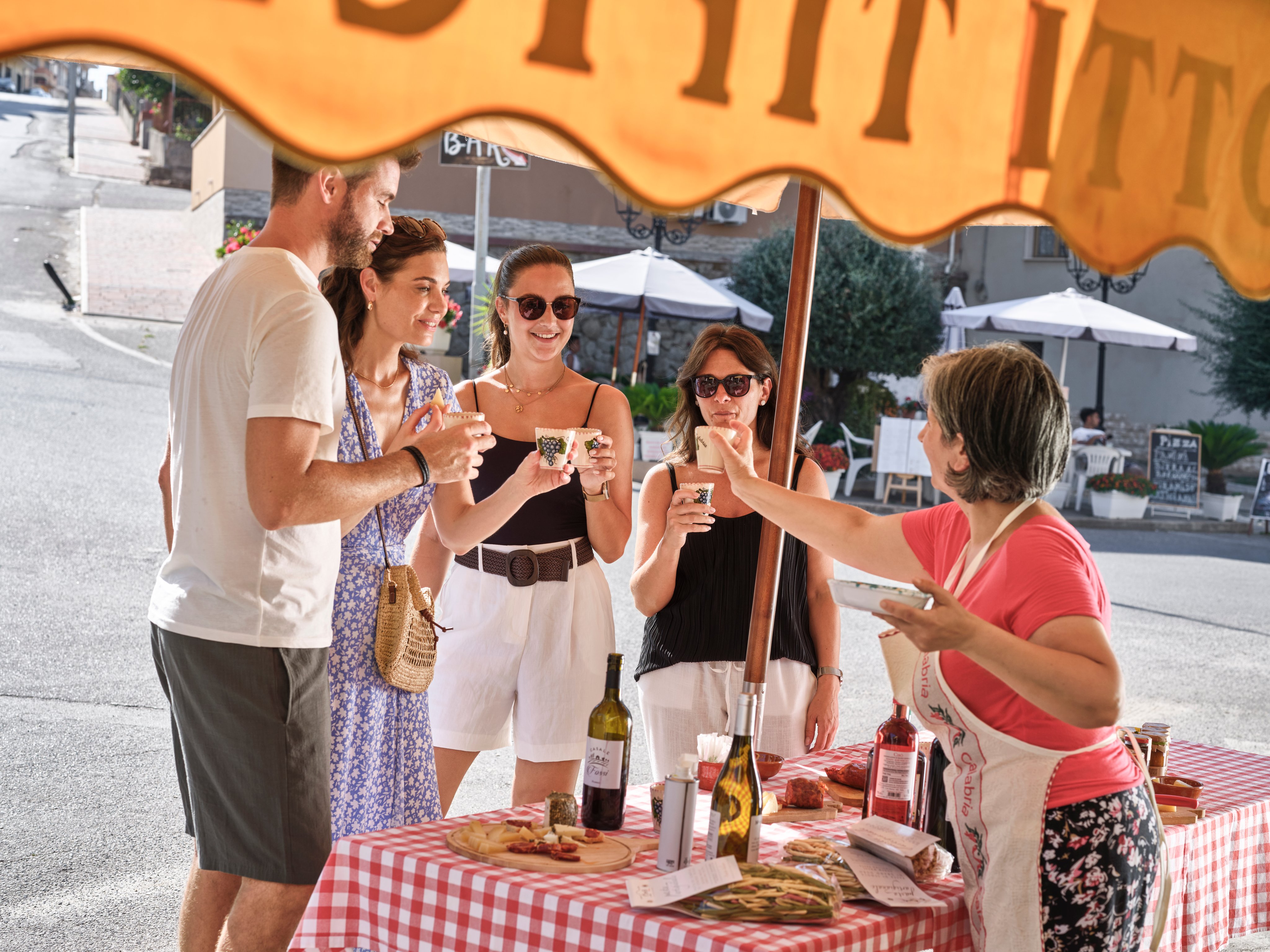 Viele Menschen beim Essen im Freien an einem Aldiana Premium Cluburlaub Ort