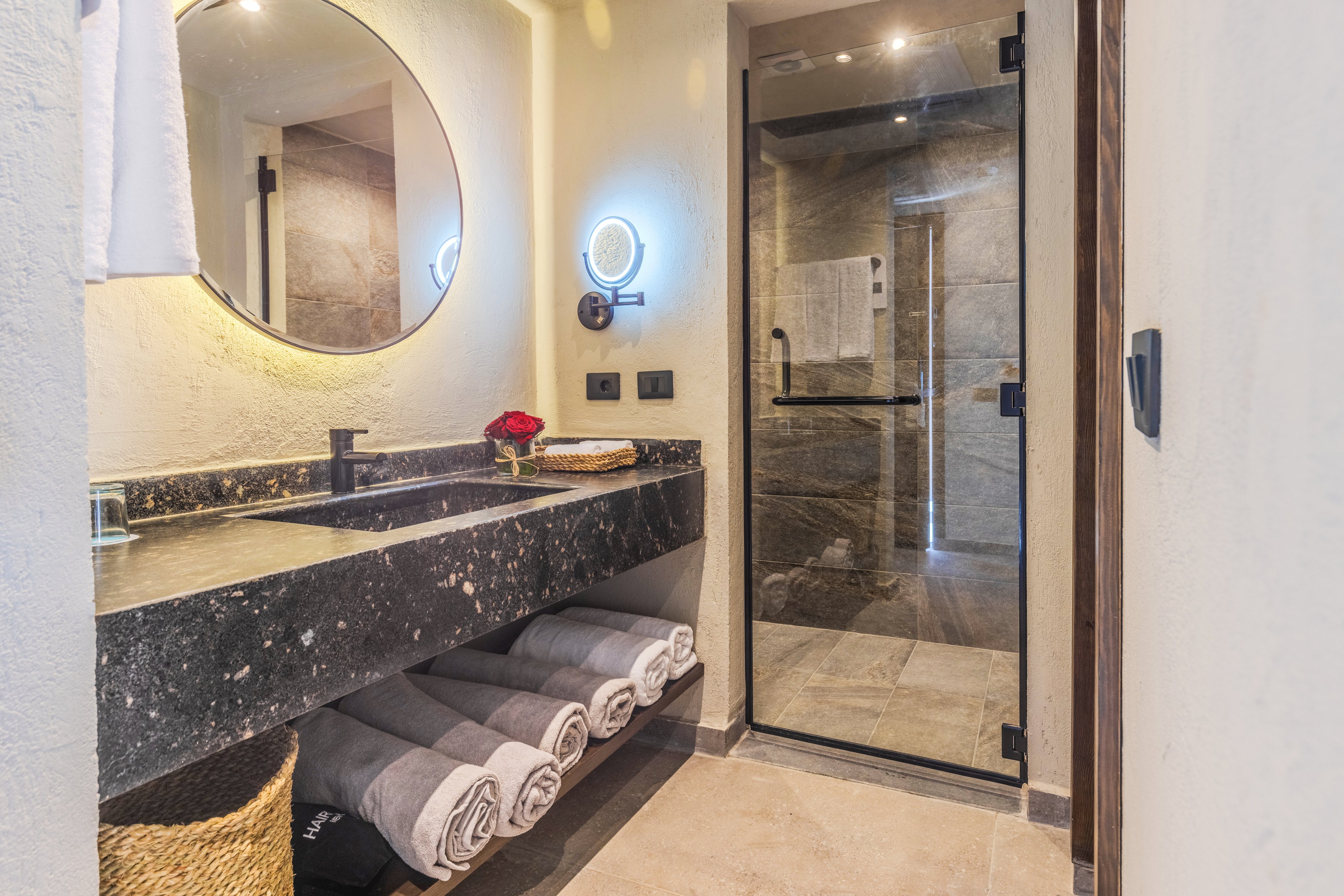 Badezimmer mit Spiegel, Lavabo, Handtüchern und Dusche bei Aldiana, komfortabler Aufenthalt