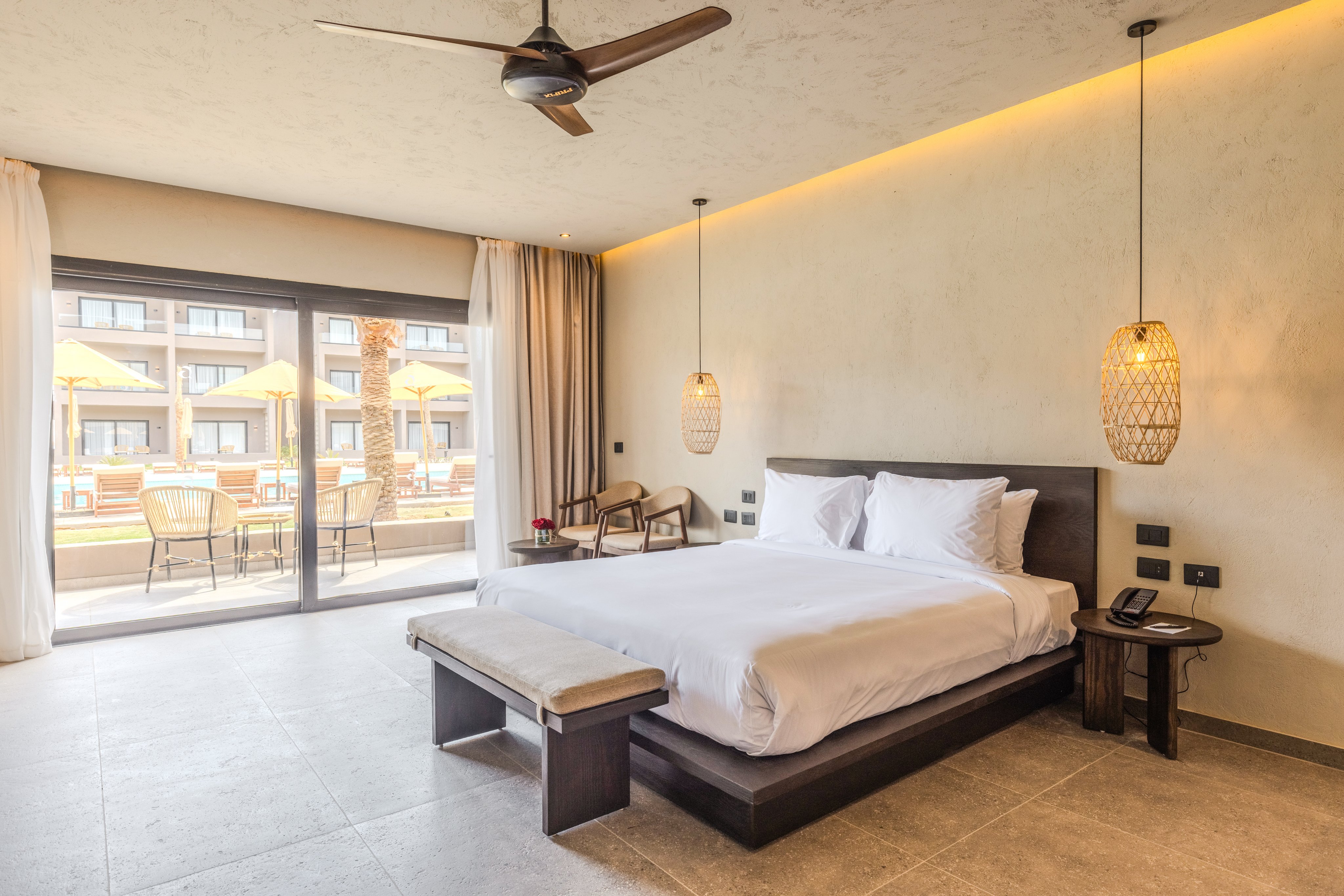 Ein gemütliches Hotelzimmer mit Doppelbett, Nachttischen, Selbbedienung und Komfort.