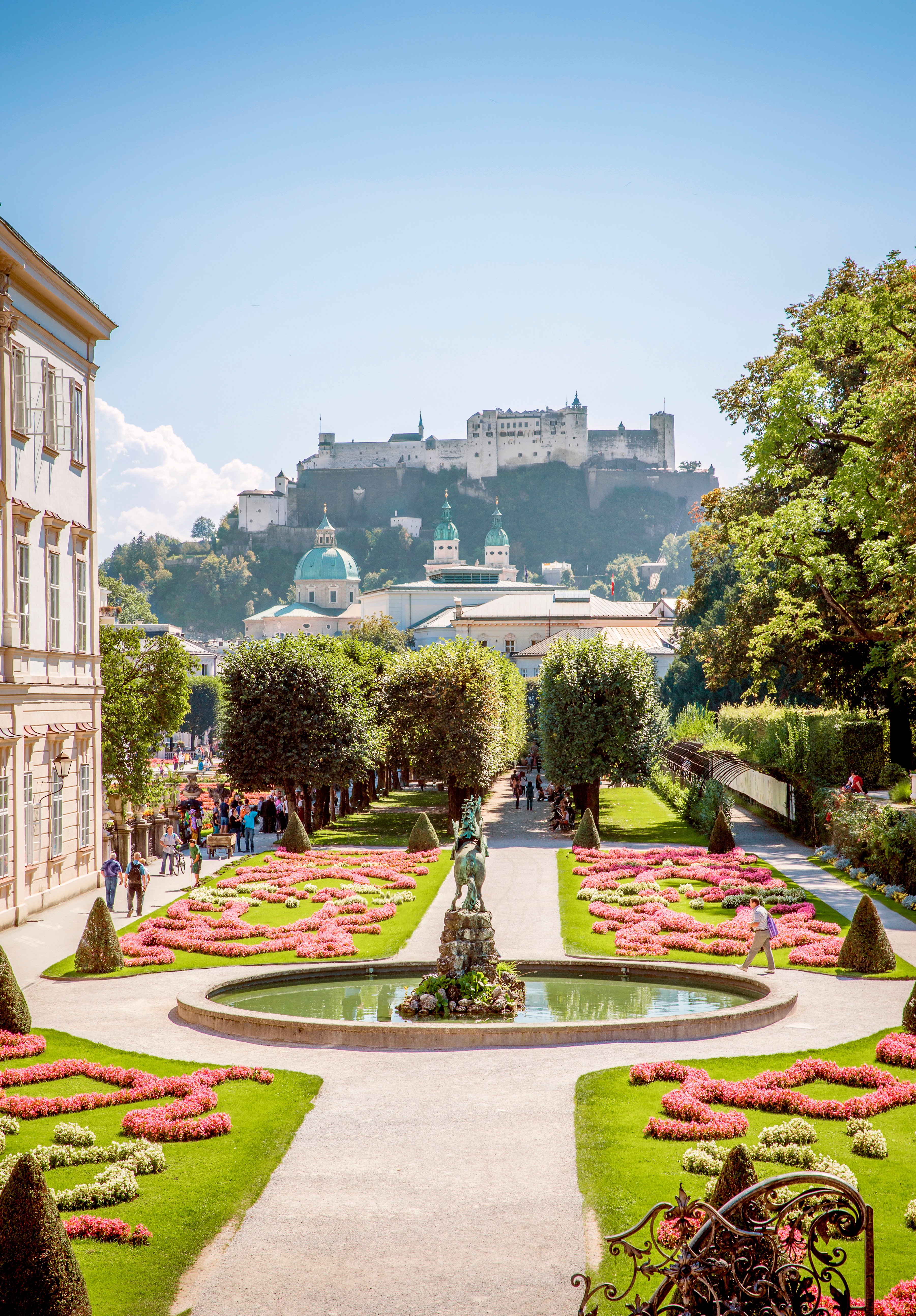 Blick auf Schloss auf Hügel mit Garten und Blumen, im Premium Cluburlaub bei Aldiana