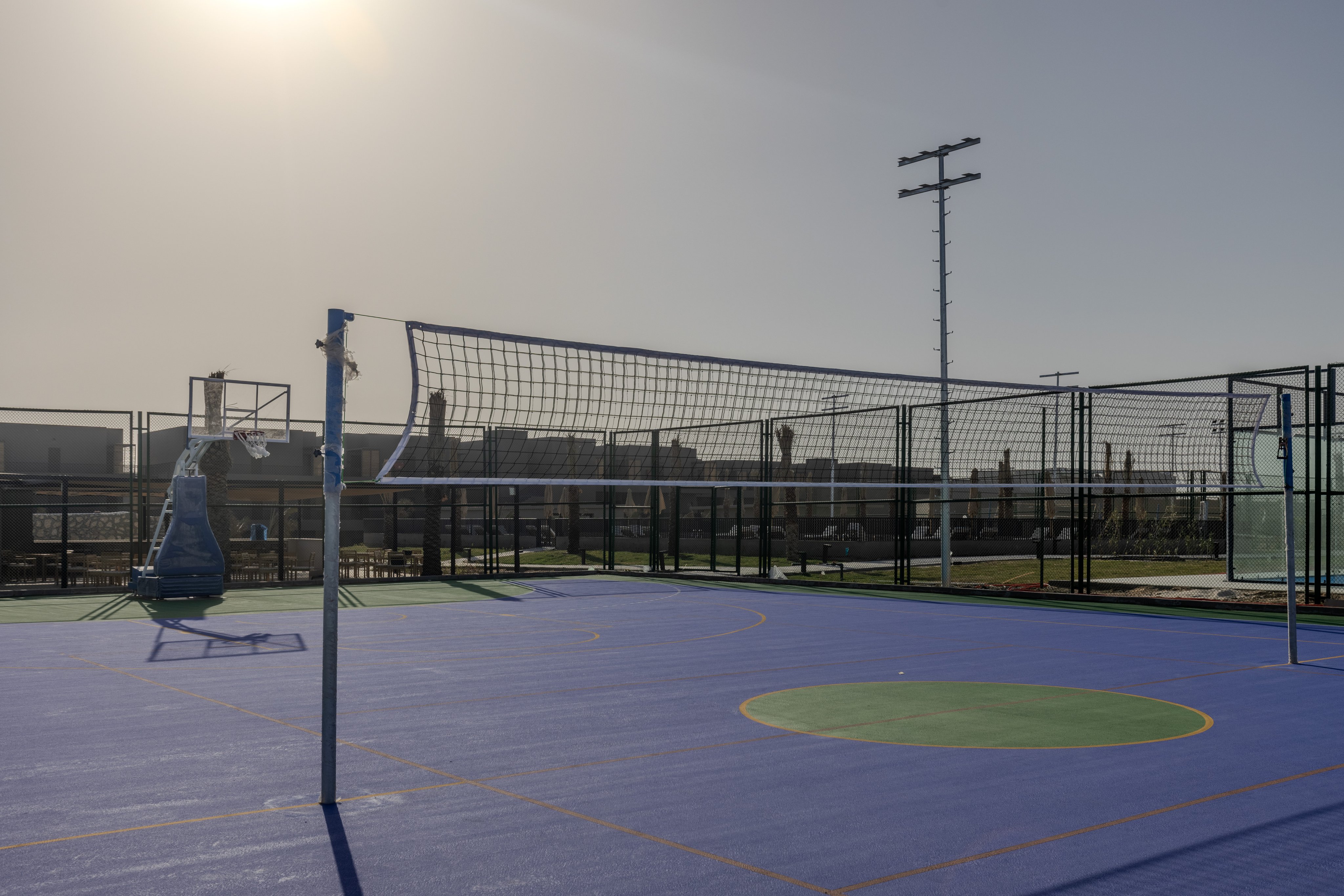 Leeres Premium Tennisplatz im Sonnenlicht bei Aldiana mit Sicht auf den Himmel