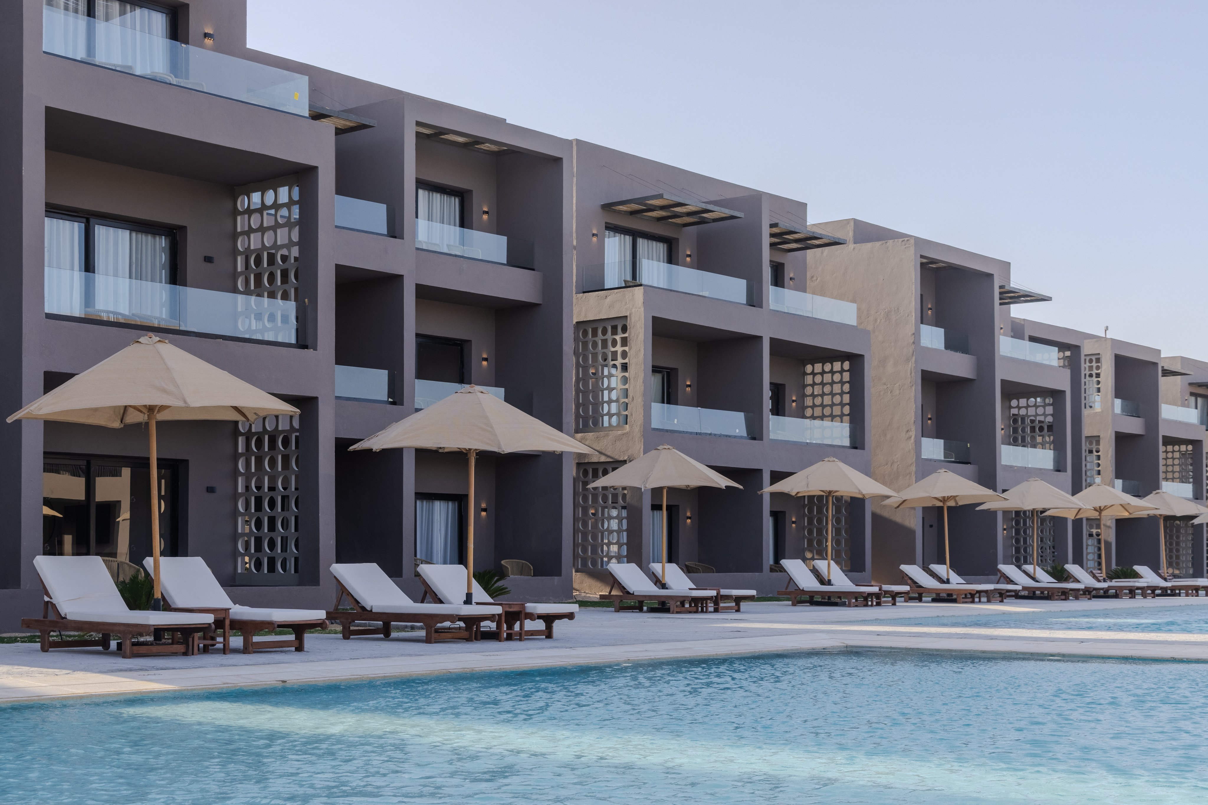 Aldiana Resort am Strand mit Pool, Liegestuetzen und Sonnenschirmen, entspannte Atmosphäre