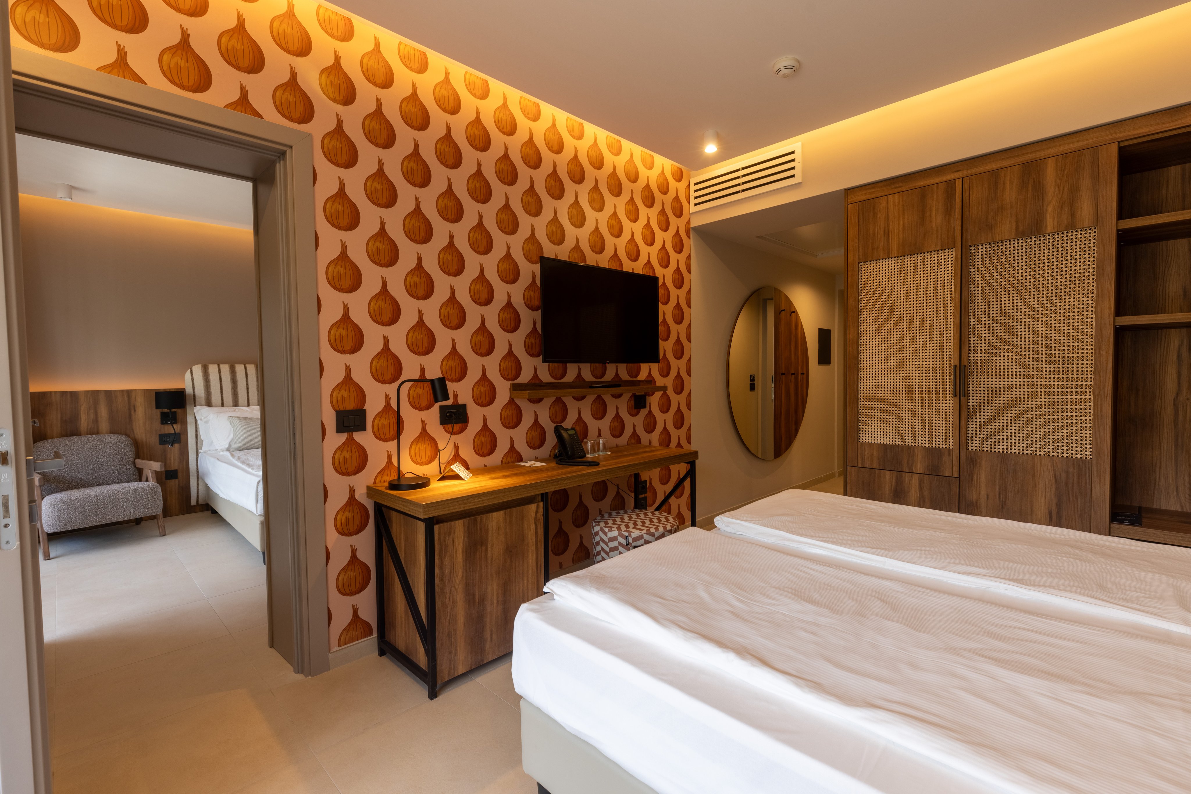 Doppelzimmer im Aldiana Premium Cluburlaub mit moderner Einrichtung und warmem Licht