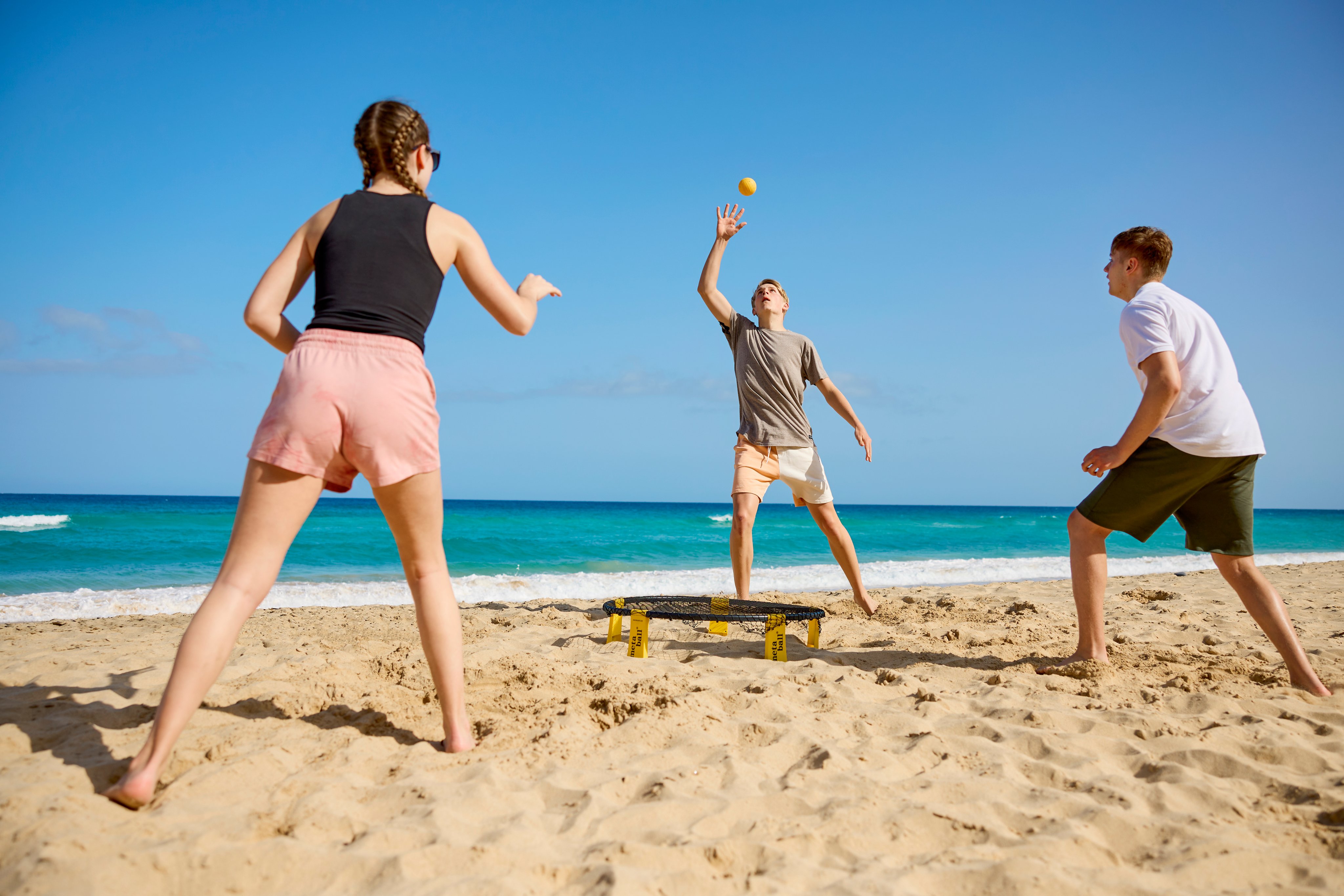 Familien spielen Beachvolleyball am Strand, perfekt für einen Premium Cluburlaub bei Aldiana
