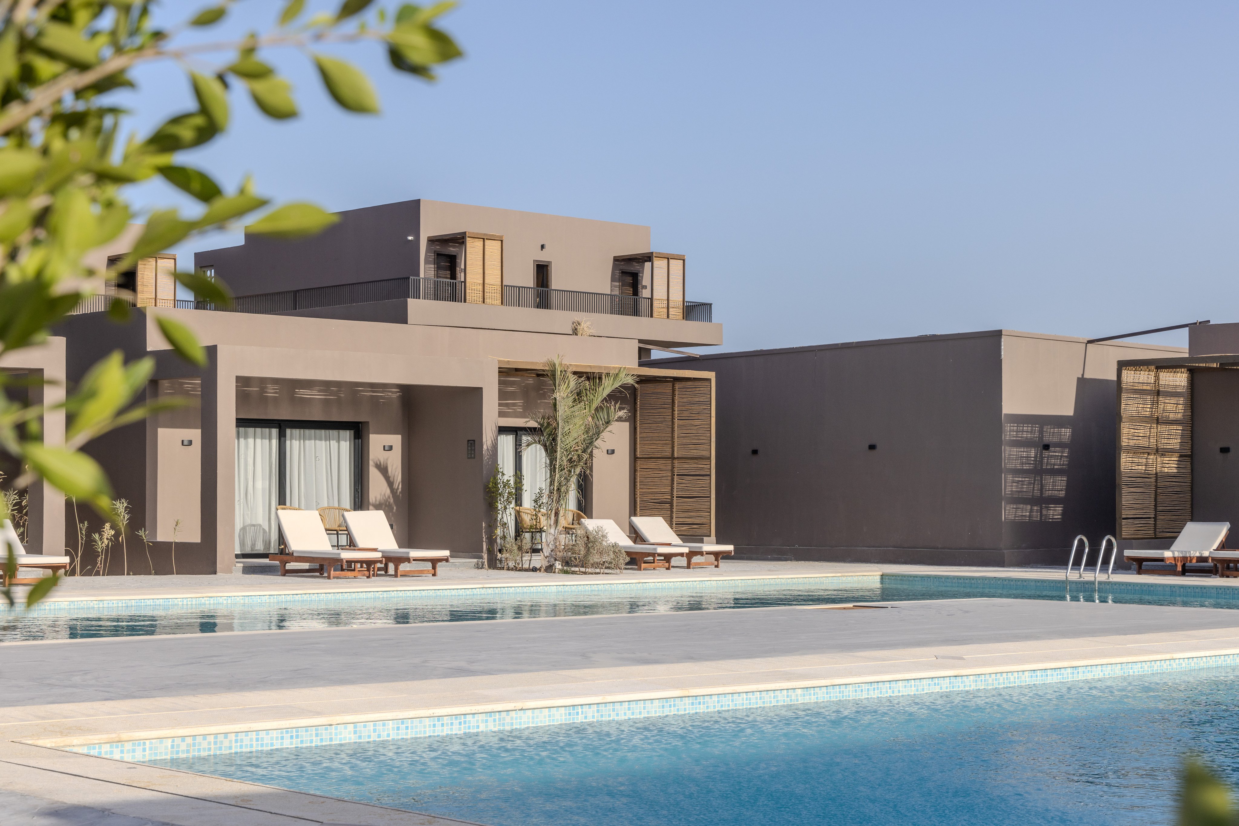 Aldiana Hotel und Poolbereich mit Liegen und modernem Design.