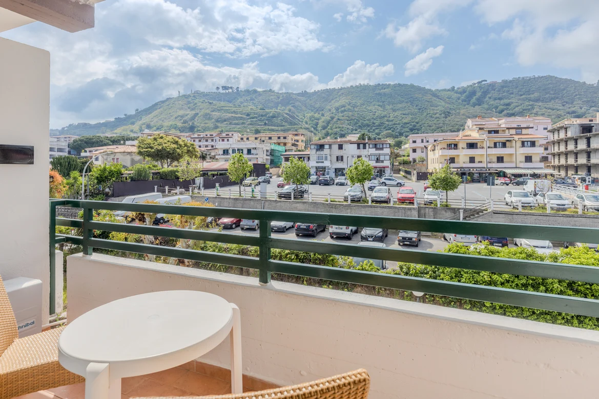 Balkonszene mit Blick auf eine Hotelanlage und Berge, ideal für Premium Cluburlaub bei Aldiana